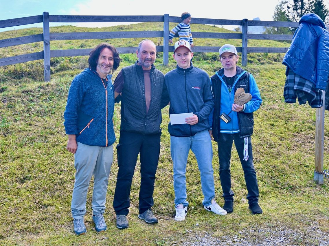 Joe Fritsche, sowie Danny und Michael Mäser übergaben auch Toni Kuttner, alias Husky-Toni (2.v.l.) eine kleine Spende für sein Projekt „Kindertraum“.