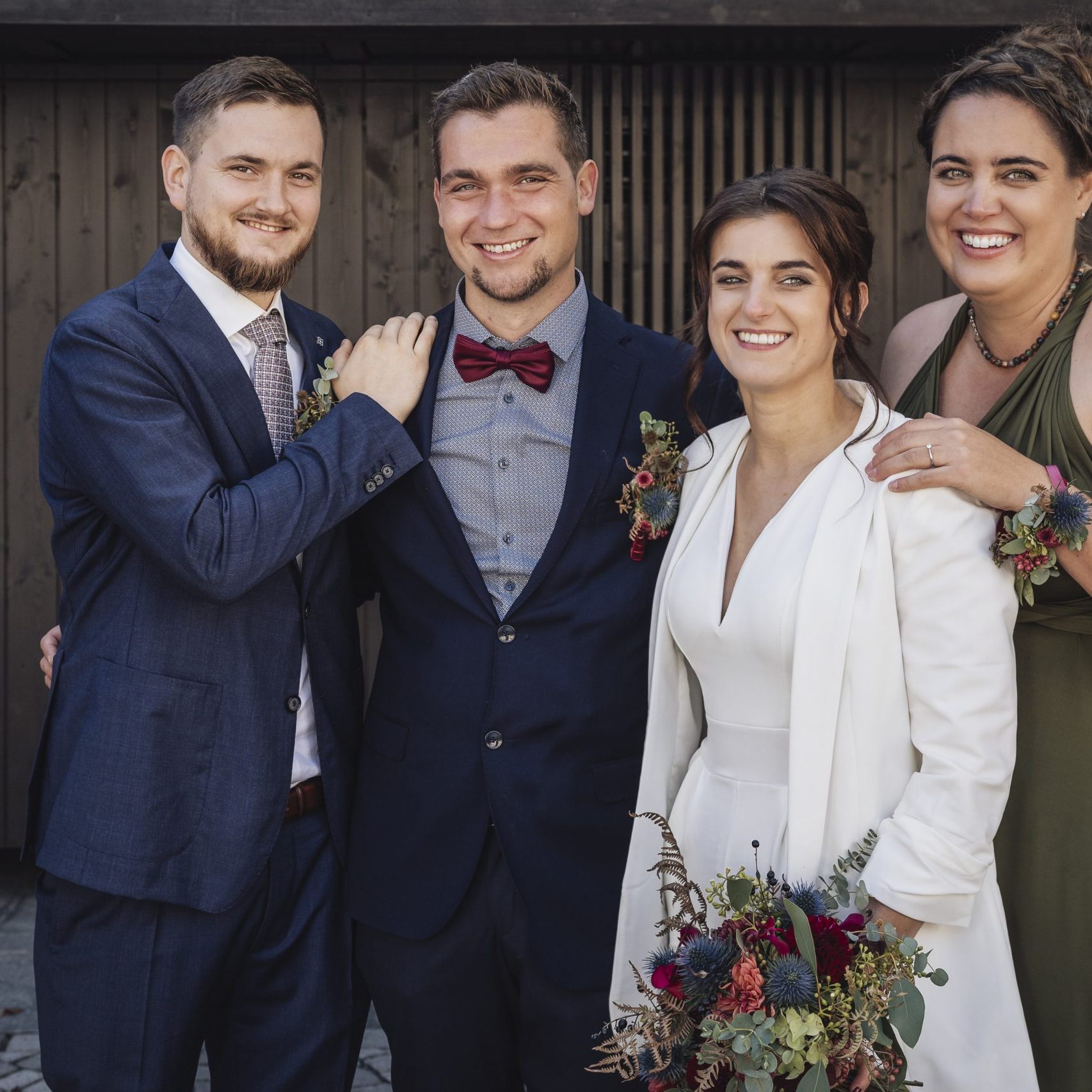 Das frisch vermählte Paar mit seinen Trauzeugen.