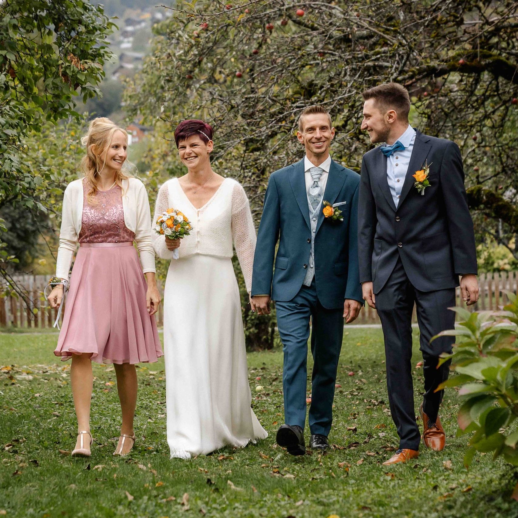 Das frischvermählte Paar mit seinen Trauzeugen.