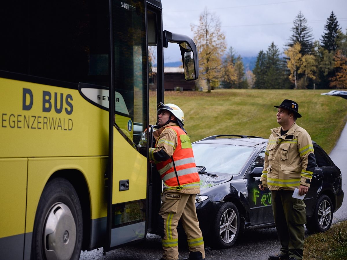 Übungsannahme: Kollision zwischen Linienbus und PKW.