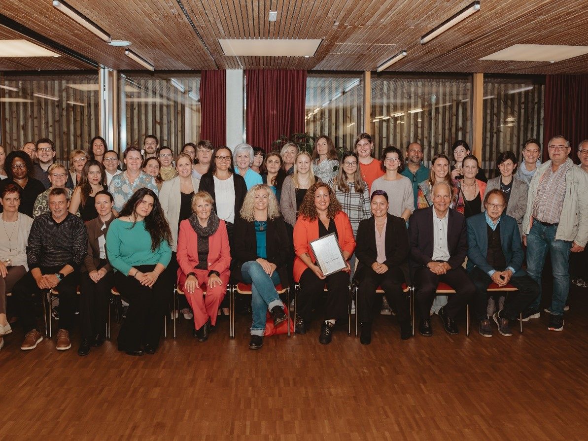 Ein Grund zur Freude: Das Team der Senioren-Betreuung Nenzing erhielt das E-Qualin-Qualitätszertifikat. Ein Grund zur Freude: Das Team der Senioren-Betreuung Nenzing erhielt das E-Qualin-Qualitätszertifikat.