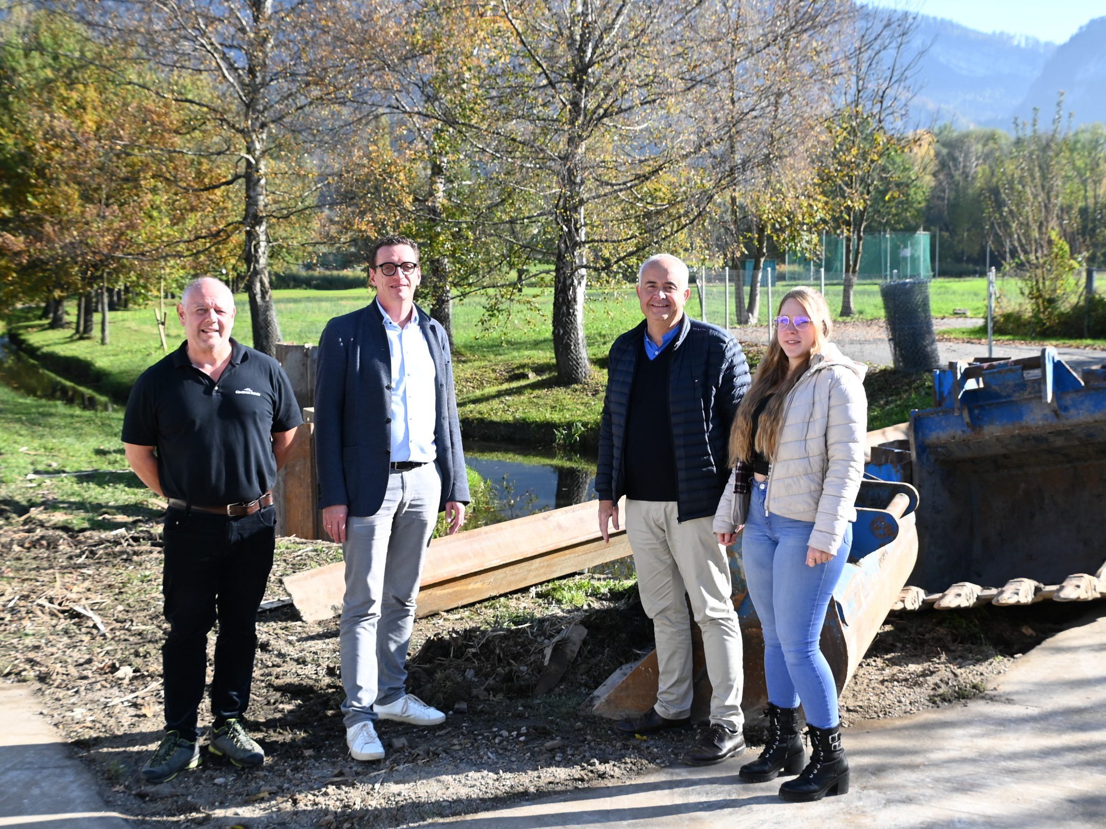 Die Bürgermeister Manfred Böhmwalder und Markus Giesinger mit den Bauamtsmitarbeitern Jürgen Schmid und Ramona Burtscher.