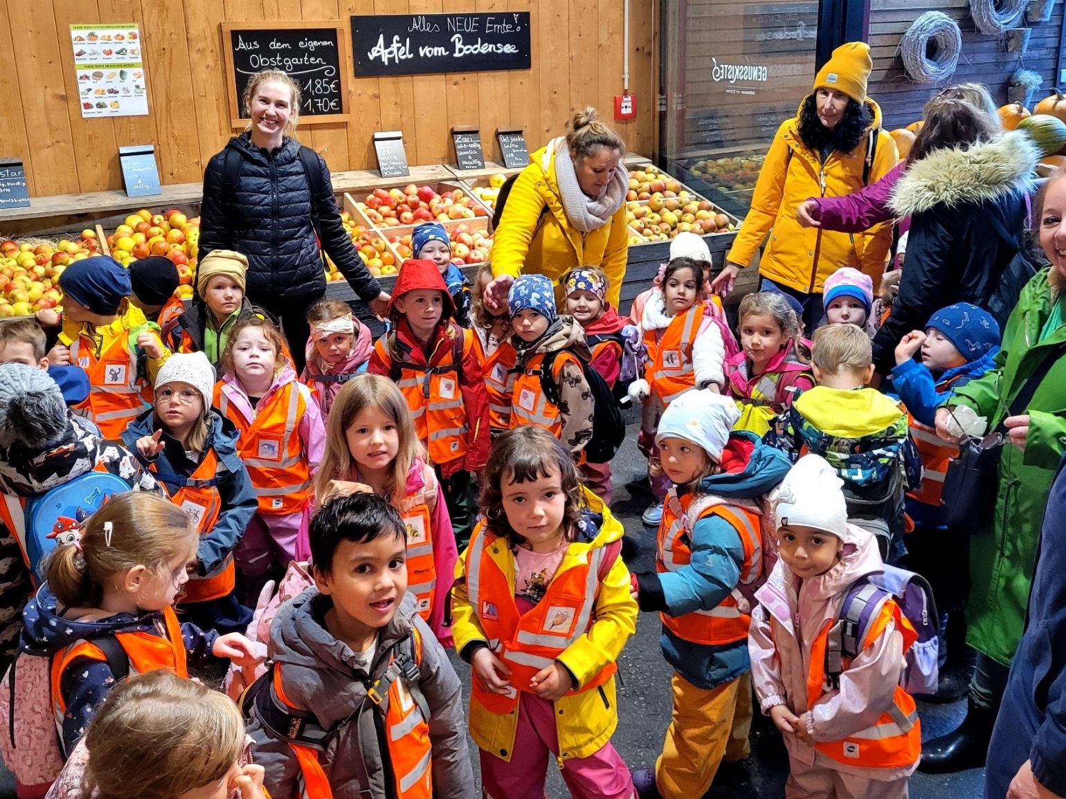 Im Rahmen des Themas „Erntedank“ besuchten 30 Kinder vom Hörbranzer Kindergarten Dorf den Obsthof Leiblachtal, um einmal einen Blick hinter die Kulissen dieses obstverarbeitenden Betriebes zu werfen.
