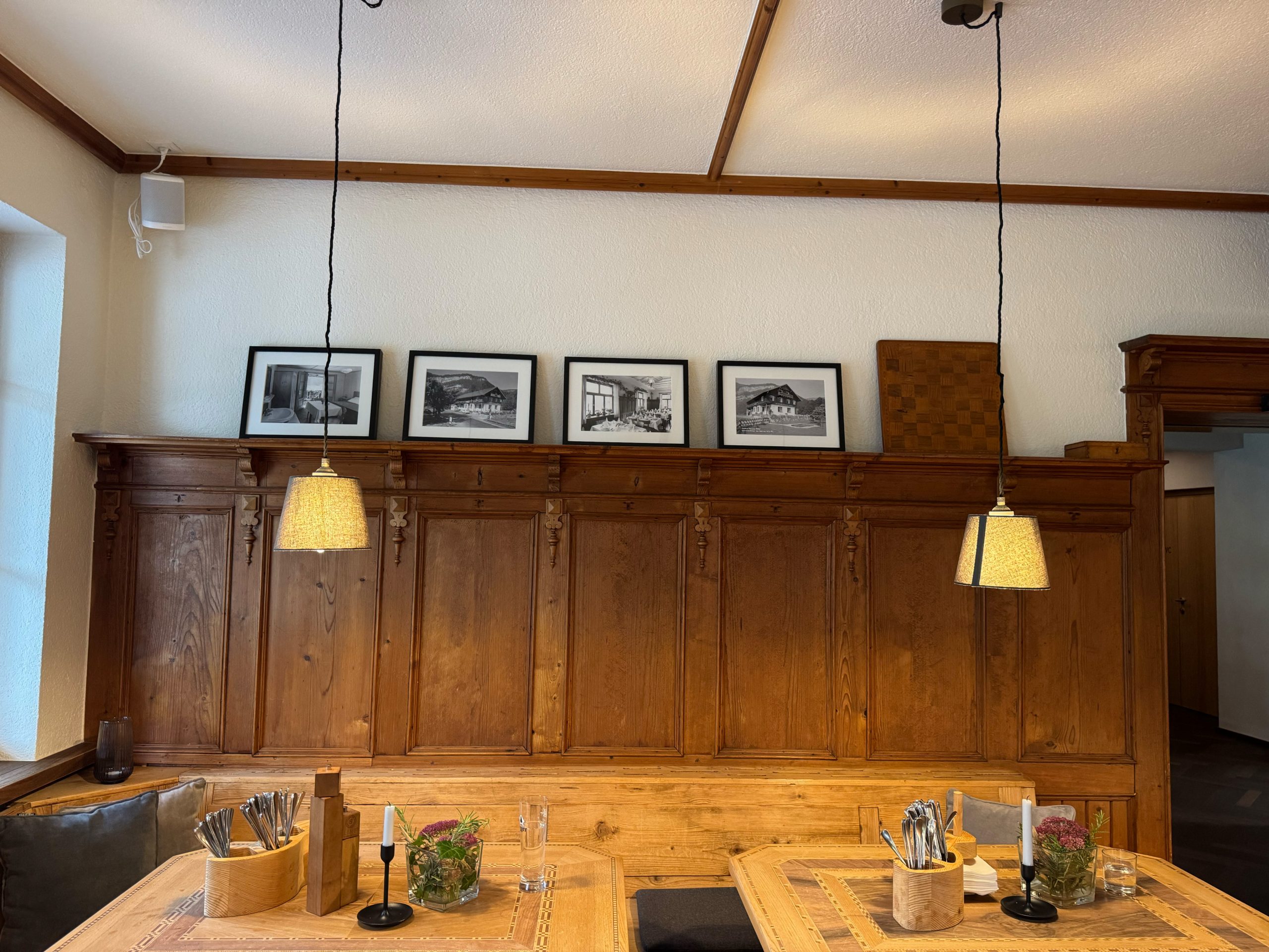 Das Lokal im Bregenzerwald lädt zum Verweilen ein und eignet sich ideal für ein gemütliches Kennenlernen.