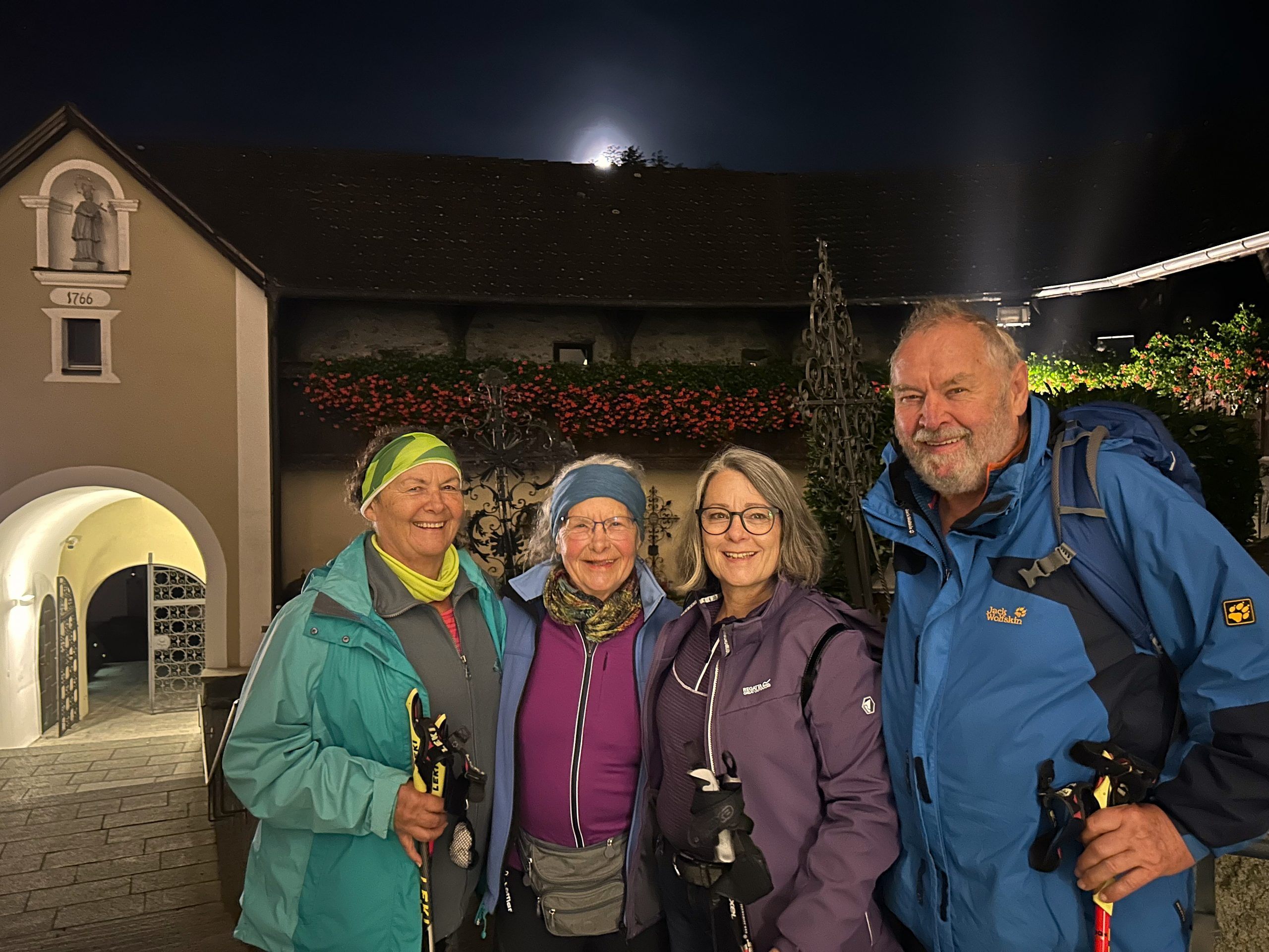 Freuen sich nach der Ankunft: Waltraud Dobler, Emma Stückler, Beate Schuler und Herbert Dobler.