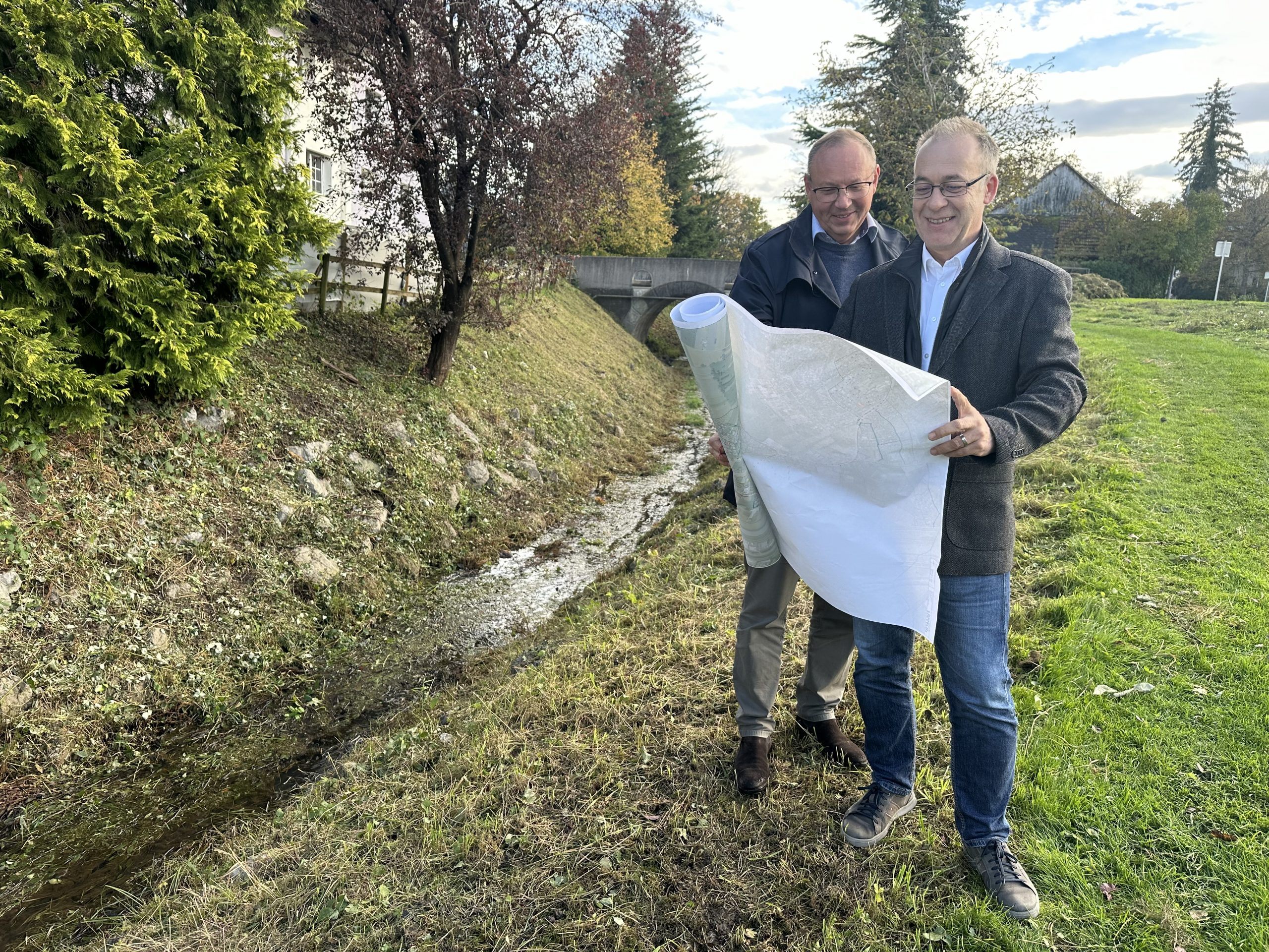 Bürgermeister Thomas Fitz und Wasserbautechniker DI Michael Gasser machten sich bei einem Lokalaugenschein ein Bild vom aktuellen Zustand der Fussach.