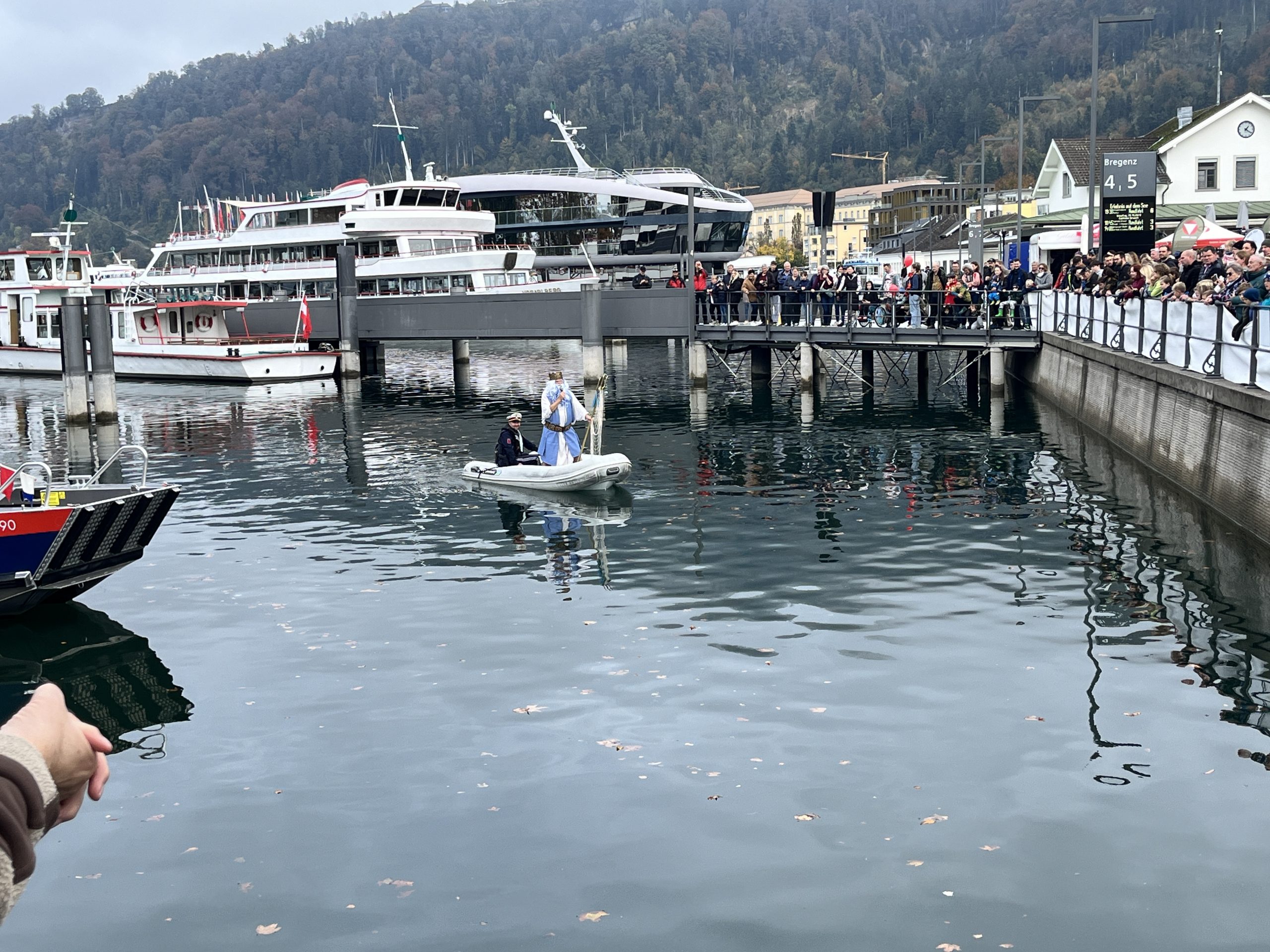 Das Polizeiboot wurde von Neptun, Schutzgott der Meere, symbolisch gesegnet.