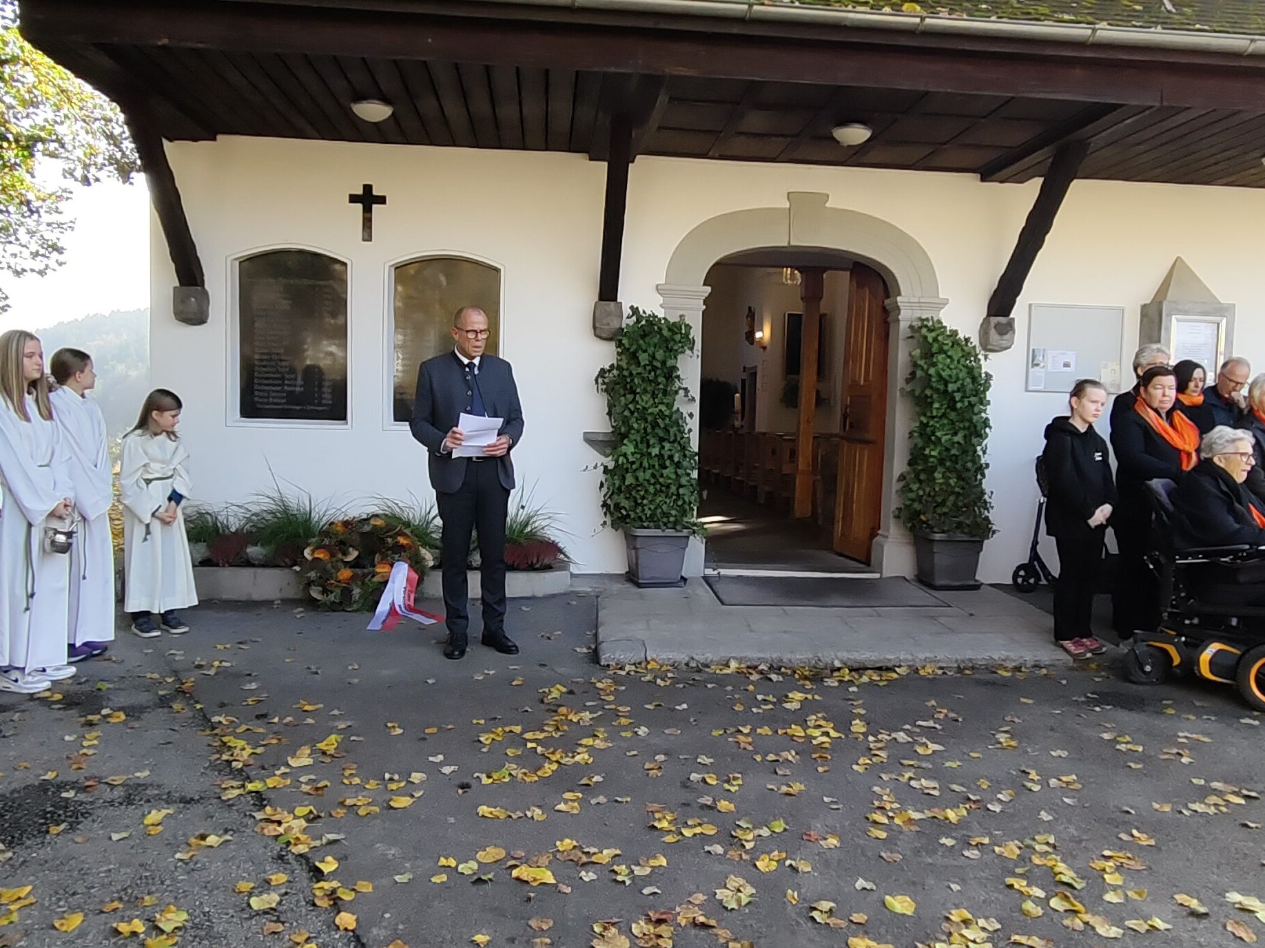 Bürgermeister Walter Gohm rief dazu auf, den Frieden in den Mittelpunkt zu stellen. Bürgermeister Walter Gohm rief dazu auf, den Frieden in den Mittelpunkt zu stellen.
