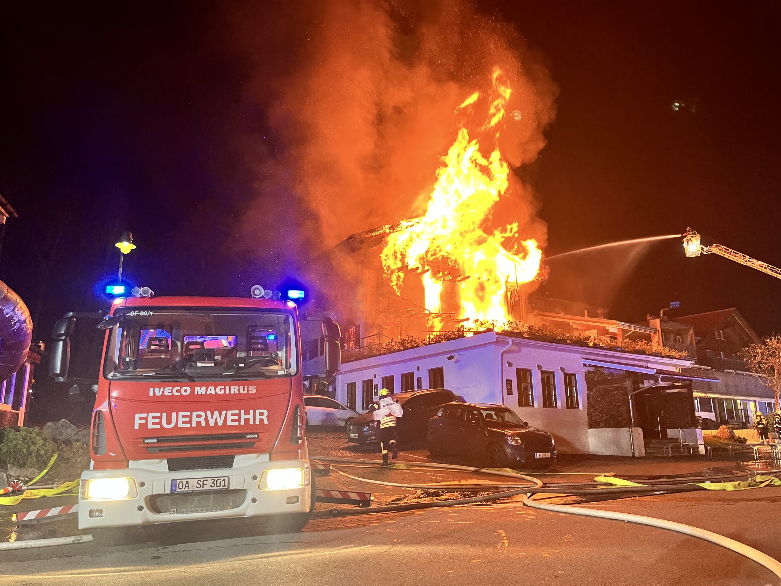 Mehrere Menschen mussten aus dem Gebäude evakuiert werden. Mehrere Menschen mussten aus dem Gebäude evakuiert werden.
