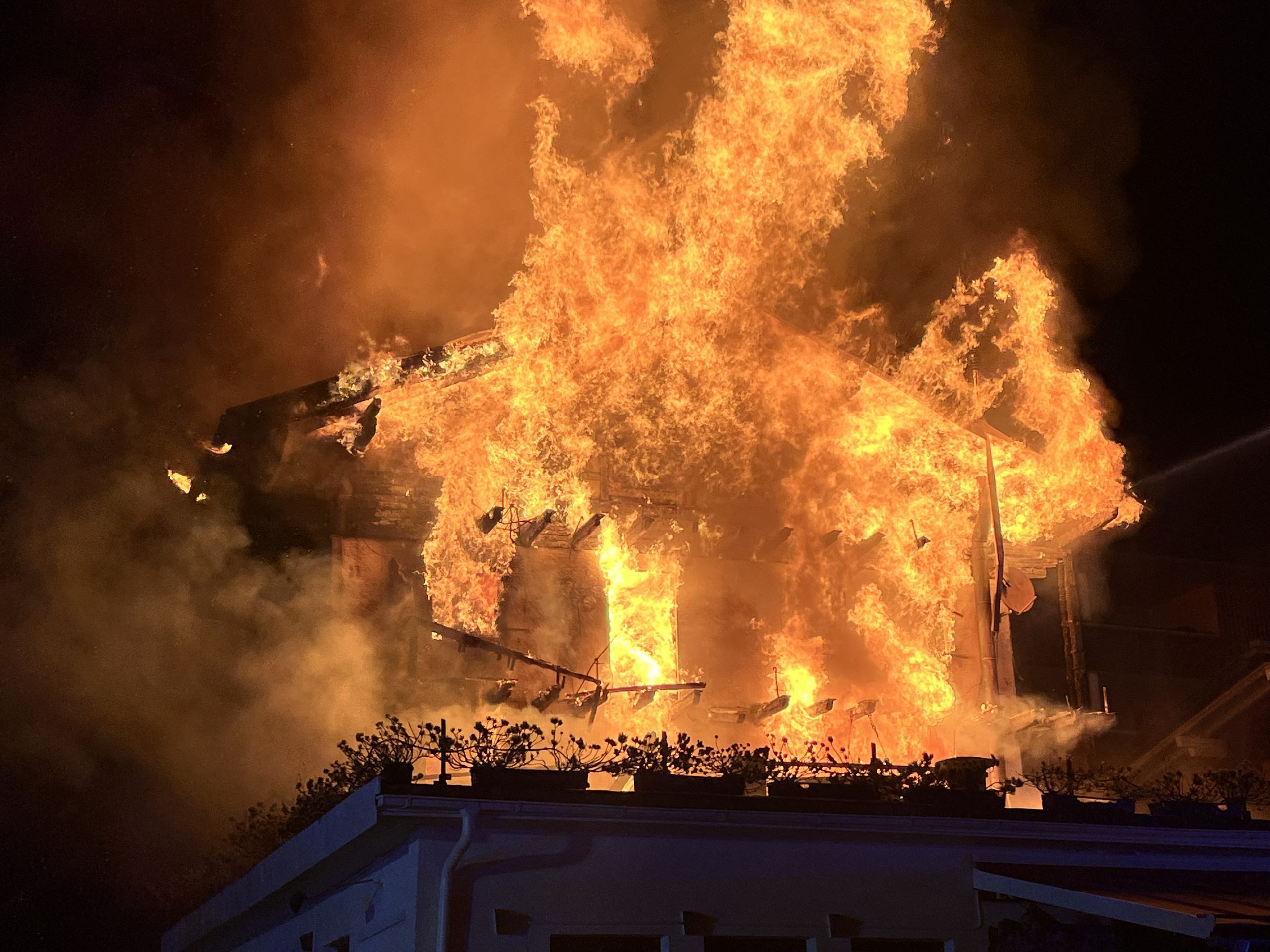 Das Haus brannte vollständig nieder. Das Haus brannte vollständig nieder.