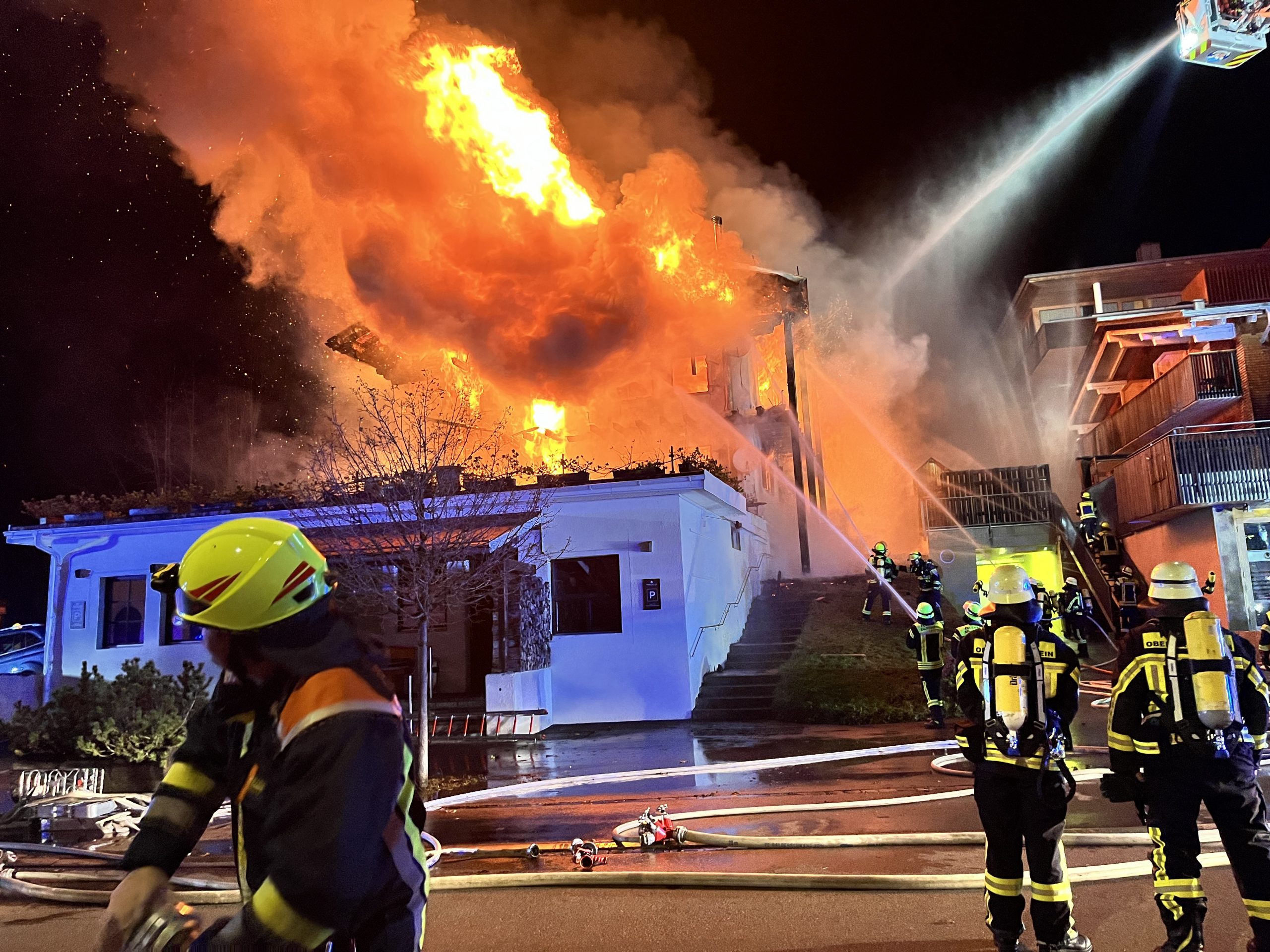 Löschversuche der Feuerwehr. Löschversuche der Feuerwehr.