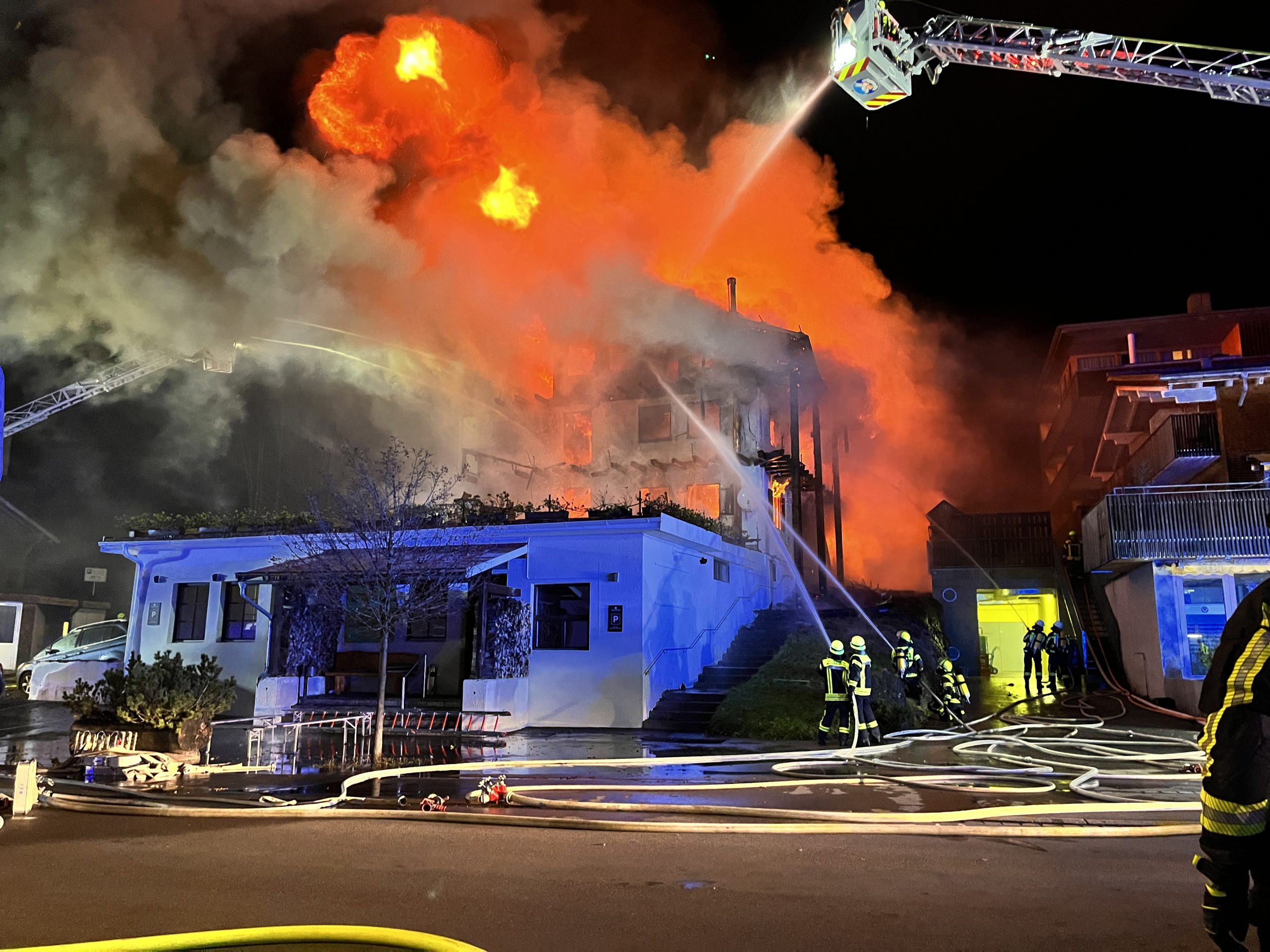 Hohe Flammen schlugen aus dem Gebäude. Hohe Flammen schlugen aus dem Gebäude.