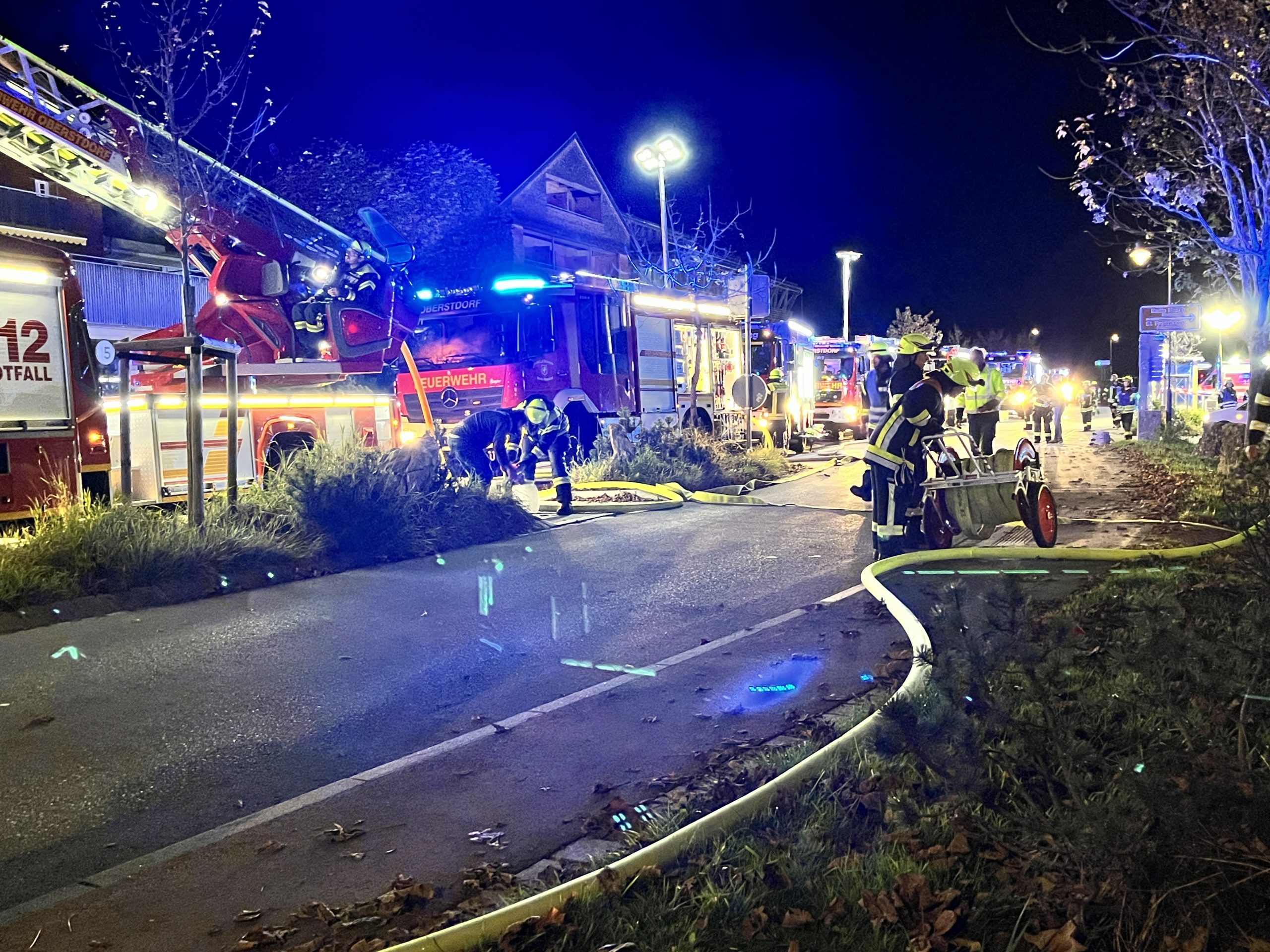 Die Einsatzfahrzeuge reihten sich die ganze Straße entlang. Die Einsatzfahrzeuge reihten sich die ganze Straße entlang.