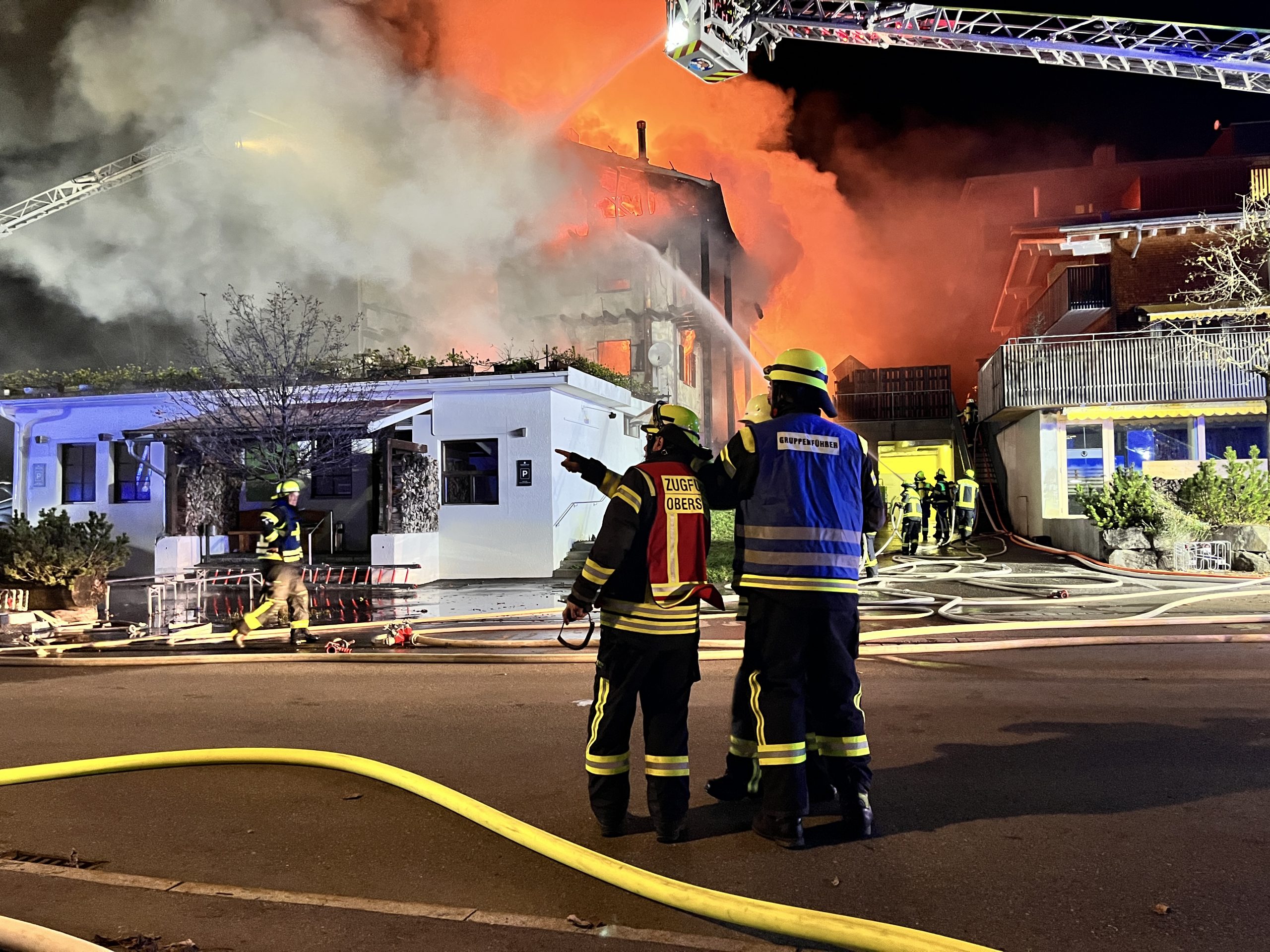 Die Feuerwehren bei der Brandbekämpfung. Die Feuerwehren bei der Brandbekämpfung.