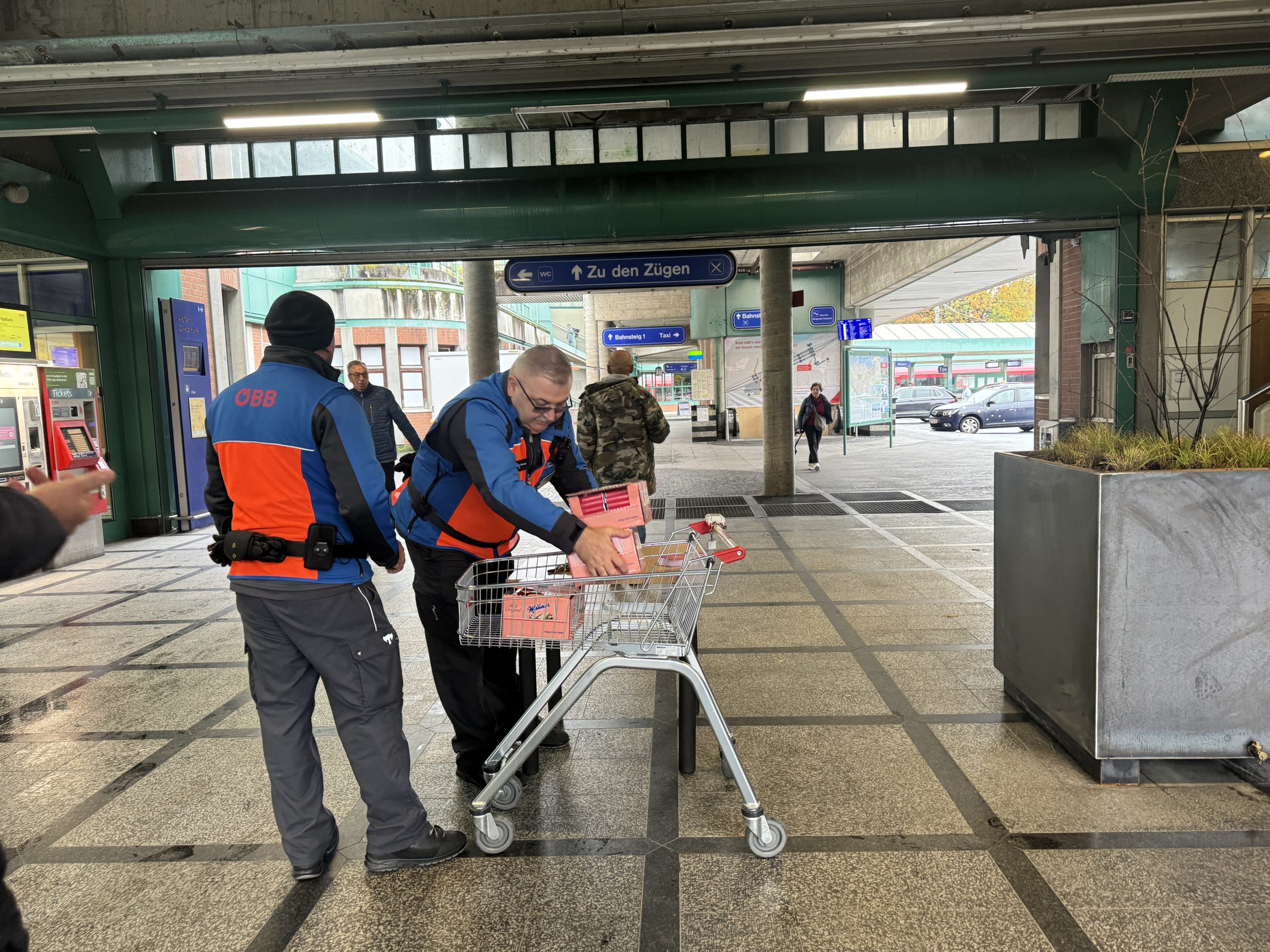 Mitarbeitende der Sicherheit und der Information verteilen die Schokolade am Bahnhof Mitarbeitende der Sicherheit und der Information verteilen die Schokolade am Bahnhof