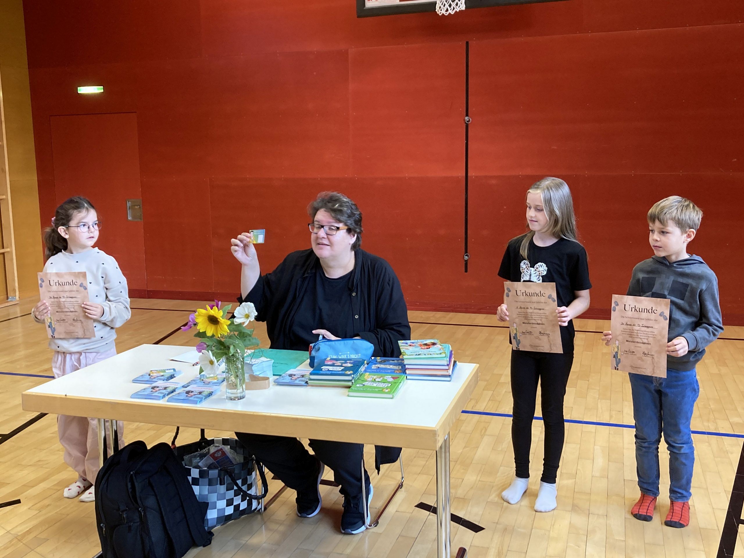 Karin Ammerer besuchte auf ihrer Leserreise zahlreiche Volks- und Mittelschulen in ganz Vorarlberg. Karin Ammerer besuchte auf ihrer Leserreise zahlreiche Volks- und Mittelschulen in ganz Vorarlberg.