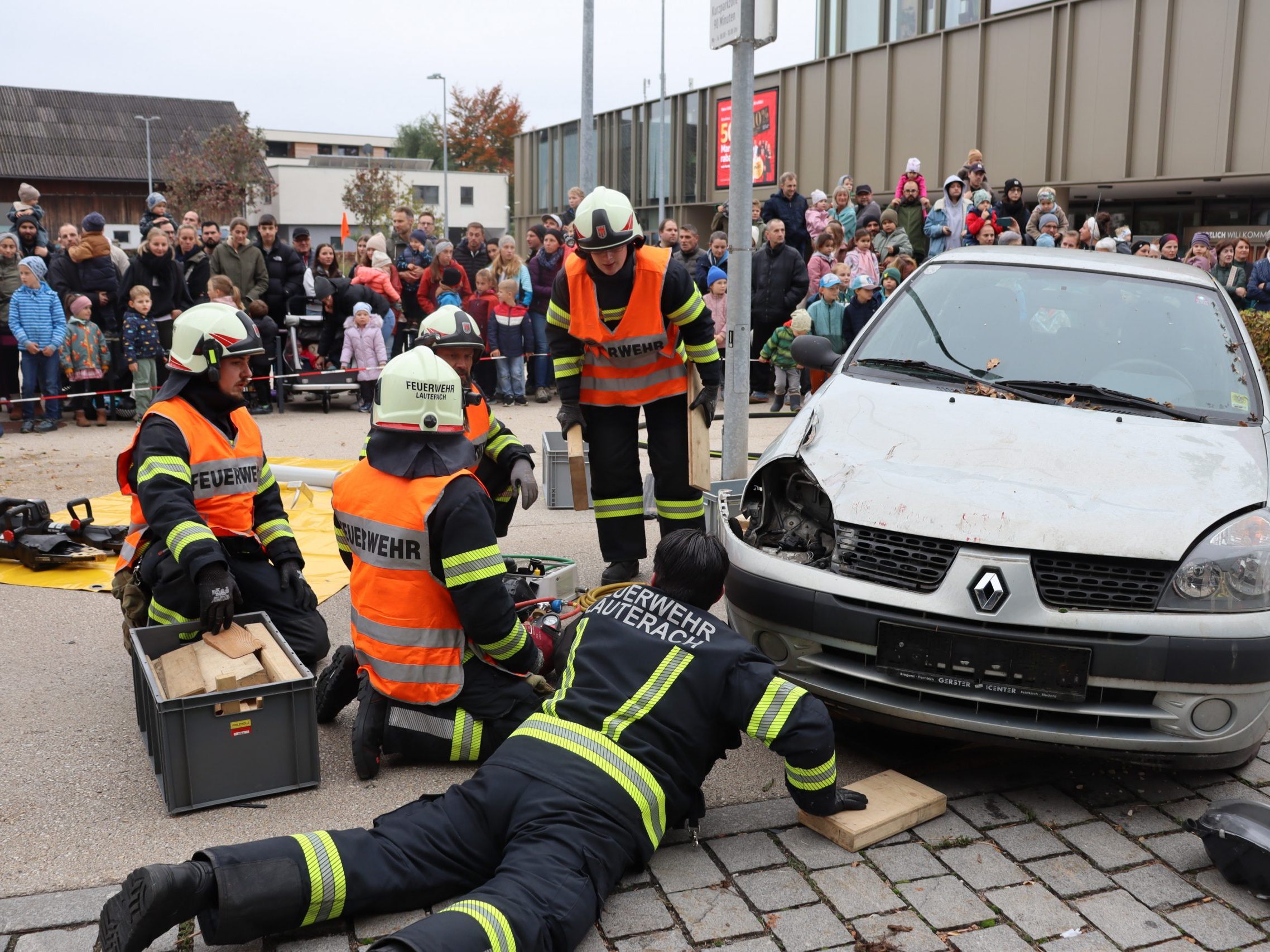 Bei der Feuerwehrabschlussübung stand ein Verkehrsunfall in der Karl-Höll-Straße auf dem Programm. Bei der Feuerwehrabschlussübung stand ein Verkehrsunfall in der Karl-Höll-Straße auf dem Programm.