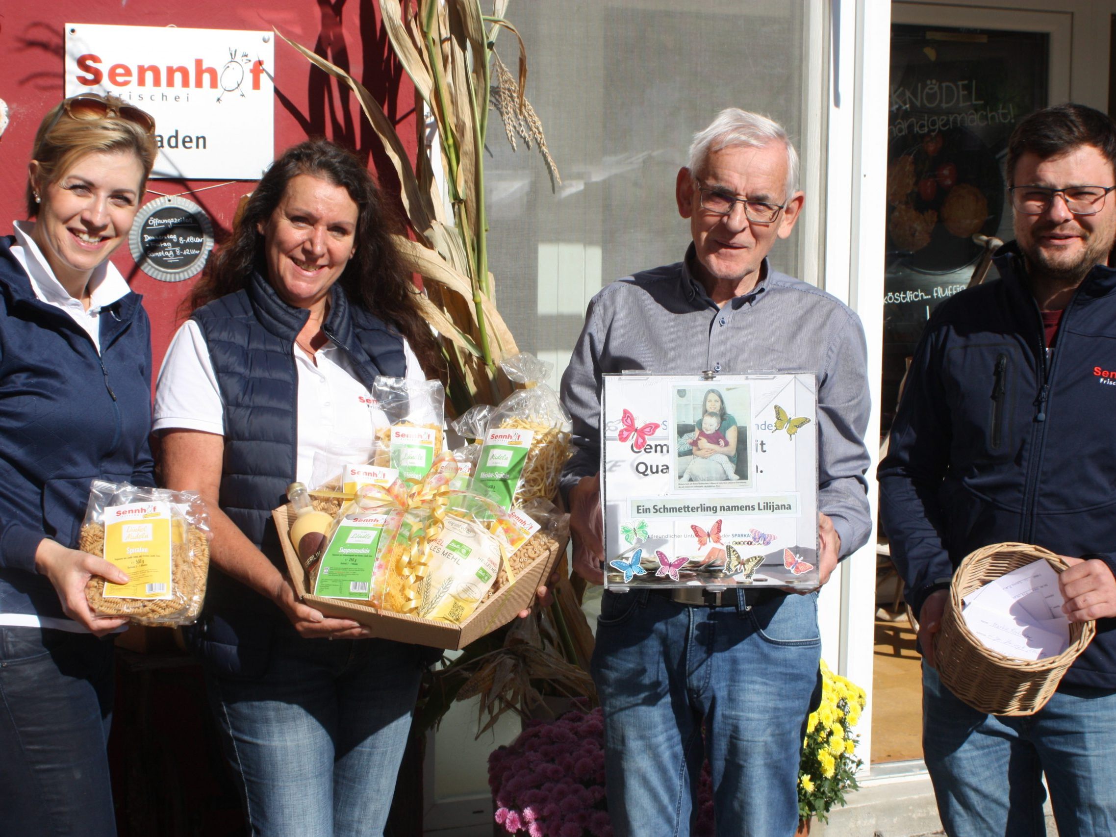 Sabine, Vera und Johannes Allgäuer (r.) übergaben Quadro Ernst ein Scheck von 1235 Euro für die Schmetterlingskinder. Sabine, Vera und Johannes Allgäuer (r.) übergaben Quadro Ernst ein Scheck von 1235 Euro für die Schmetterlingskinder.