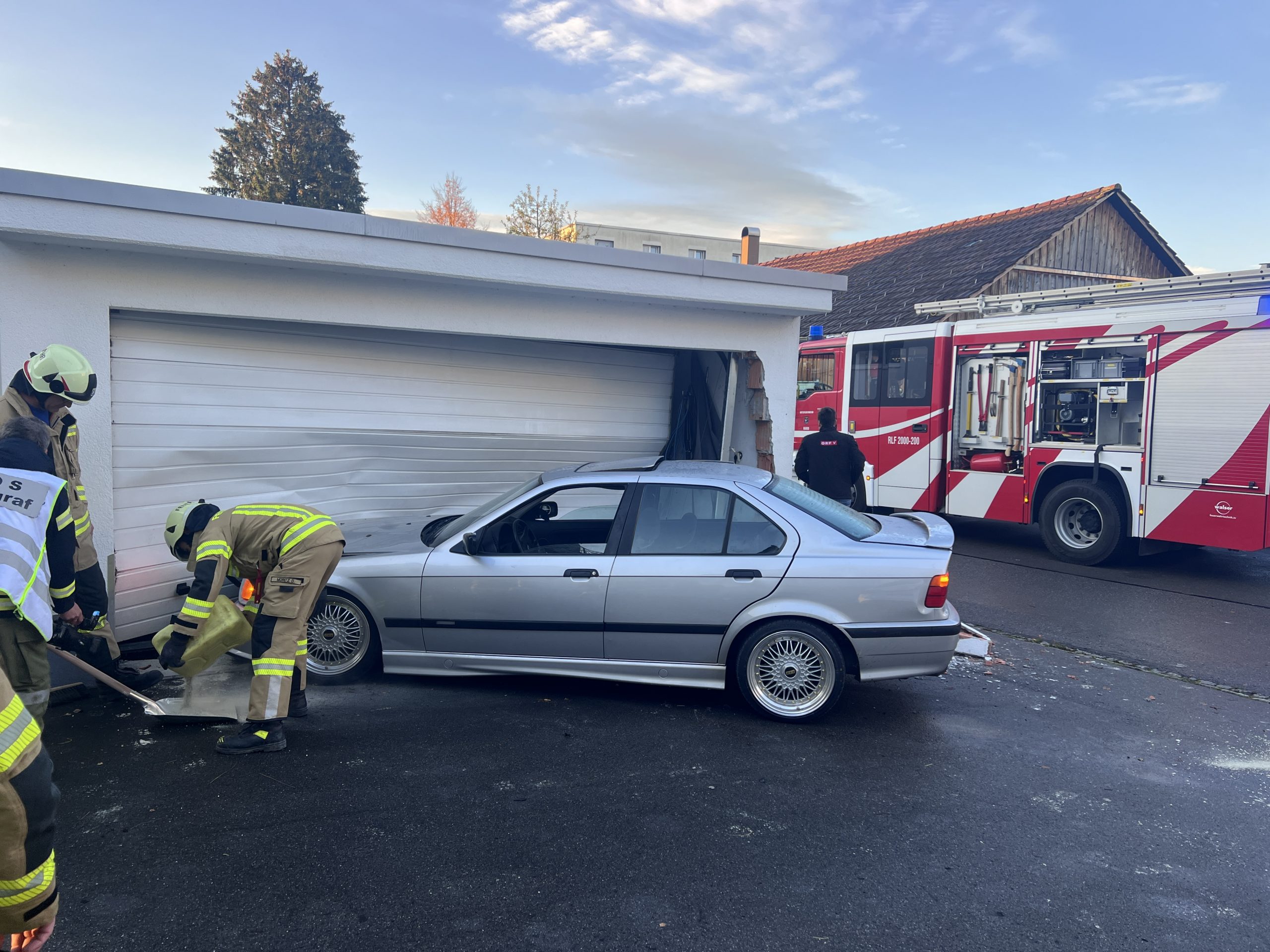 Hard: mit PKW in Garage gekracht