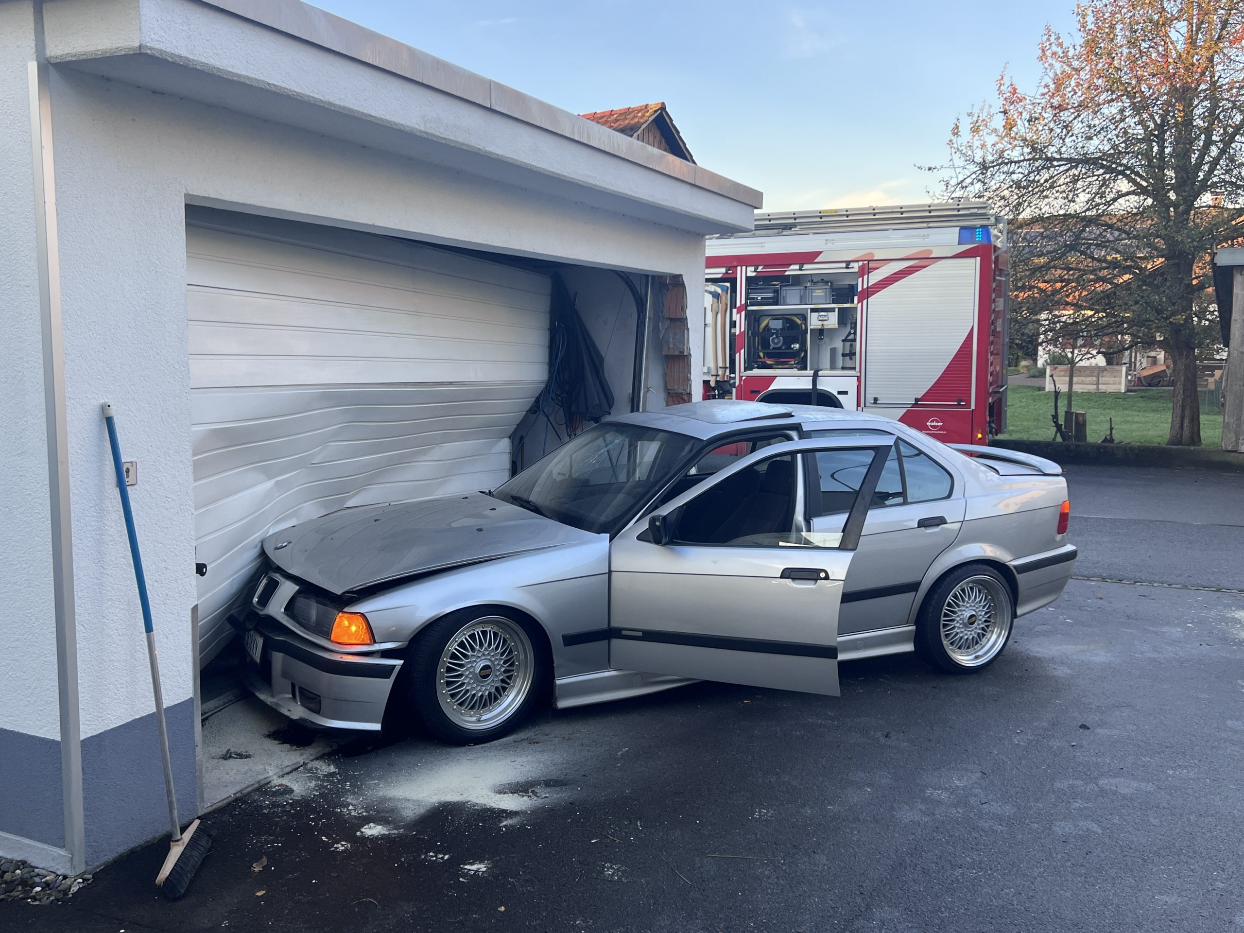 Hard: mit PKW in Garage gekracht