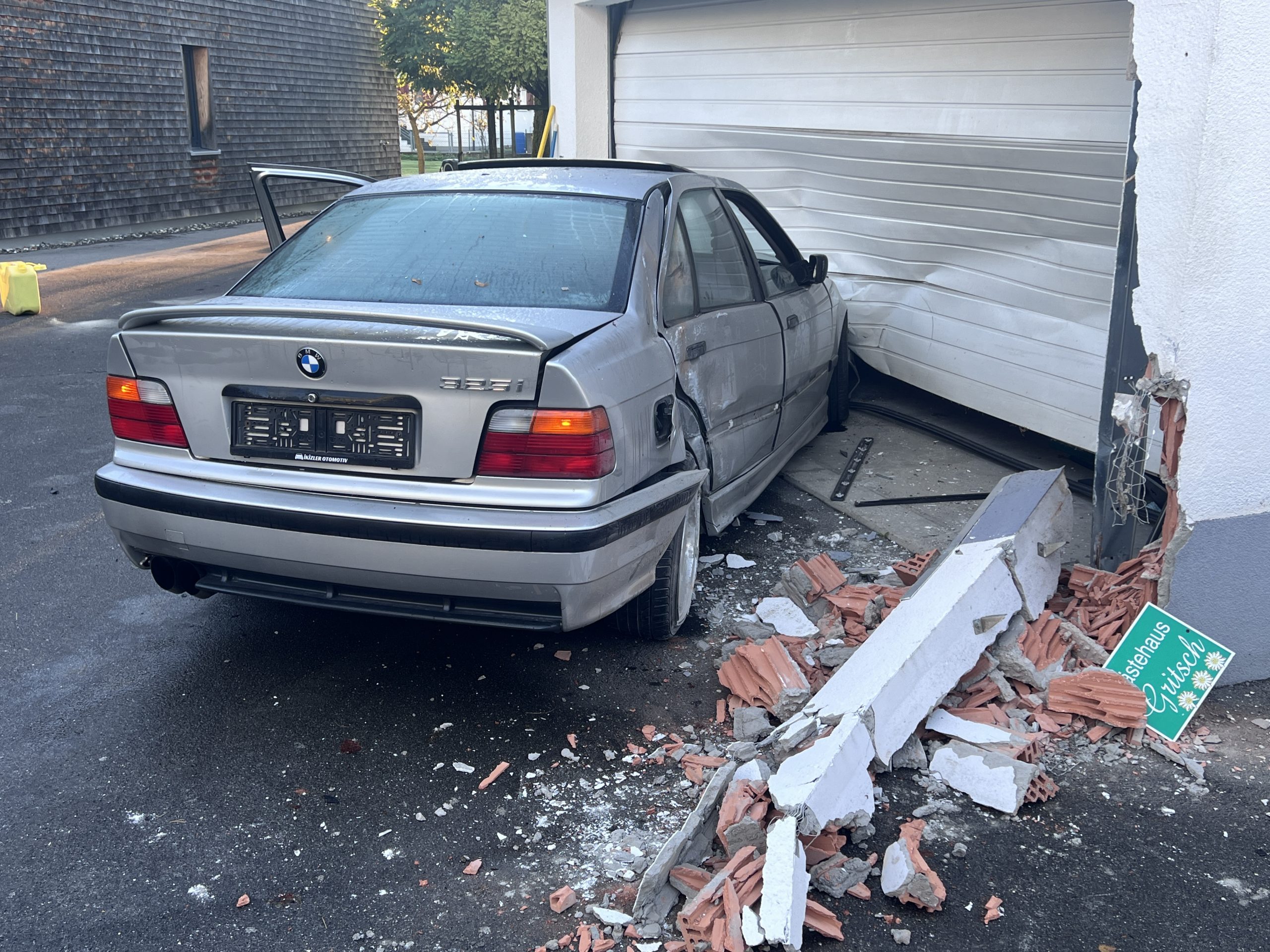 Hard: mit PKW in Garage gekracht