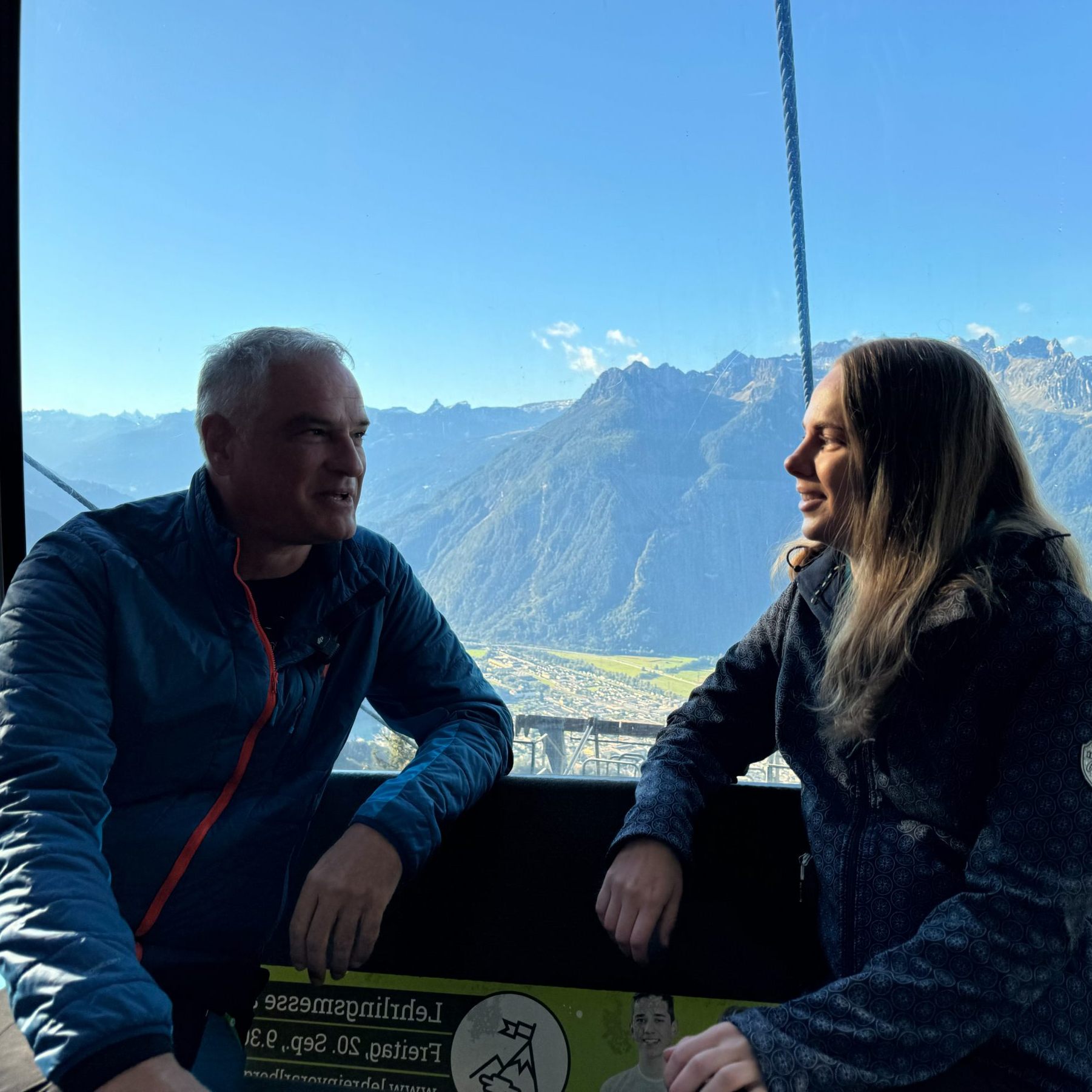 Mario Leiter (SPÖ) und VOL.AT schwebend auf dem Weg auf den Muttersberg.
