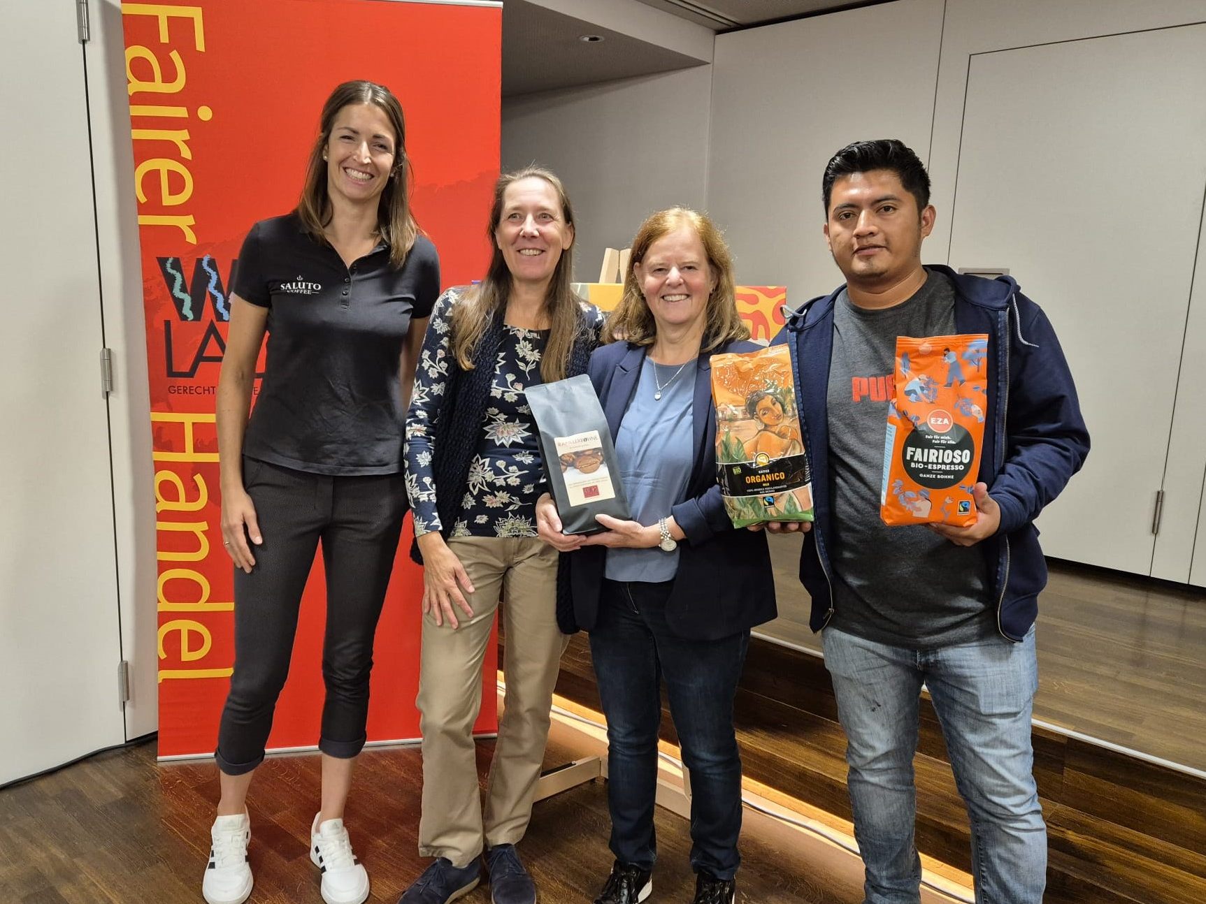 Martina Gassner von der Rösterei in Rankweil, Birgit Calix vom EZA Fairer Handel, Maria-Luise Loacker vom Weltladen Rankweil und Leandro Morales von der Kleinbauerngenossenschaft ISMAM in Mexiko. Martina Gassner von der Rösterei in Rankweil, Birgit Calix vom EZA Fairer Handel, Maria-Luise Loacker vom Weltladen Rankweil und Leandro Morales von der Kleinbauerngenossenschaft ISMAM in Mexiko.