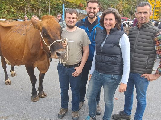 Linai hat in ihrem Leben über 100.000 Liter Milch gegeben und wurde zur Ehrenkuh gekürt. Linai hat in ihrem Leben über 100.000 Liter Milch gegeben und wurde zur Ehrenkuh gekürt.