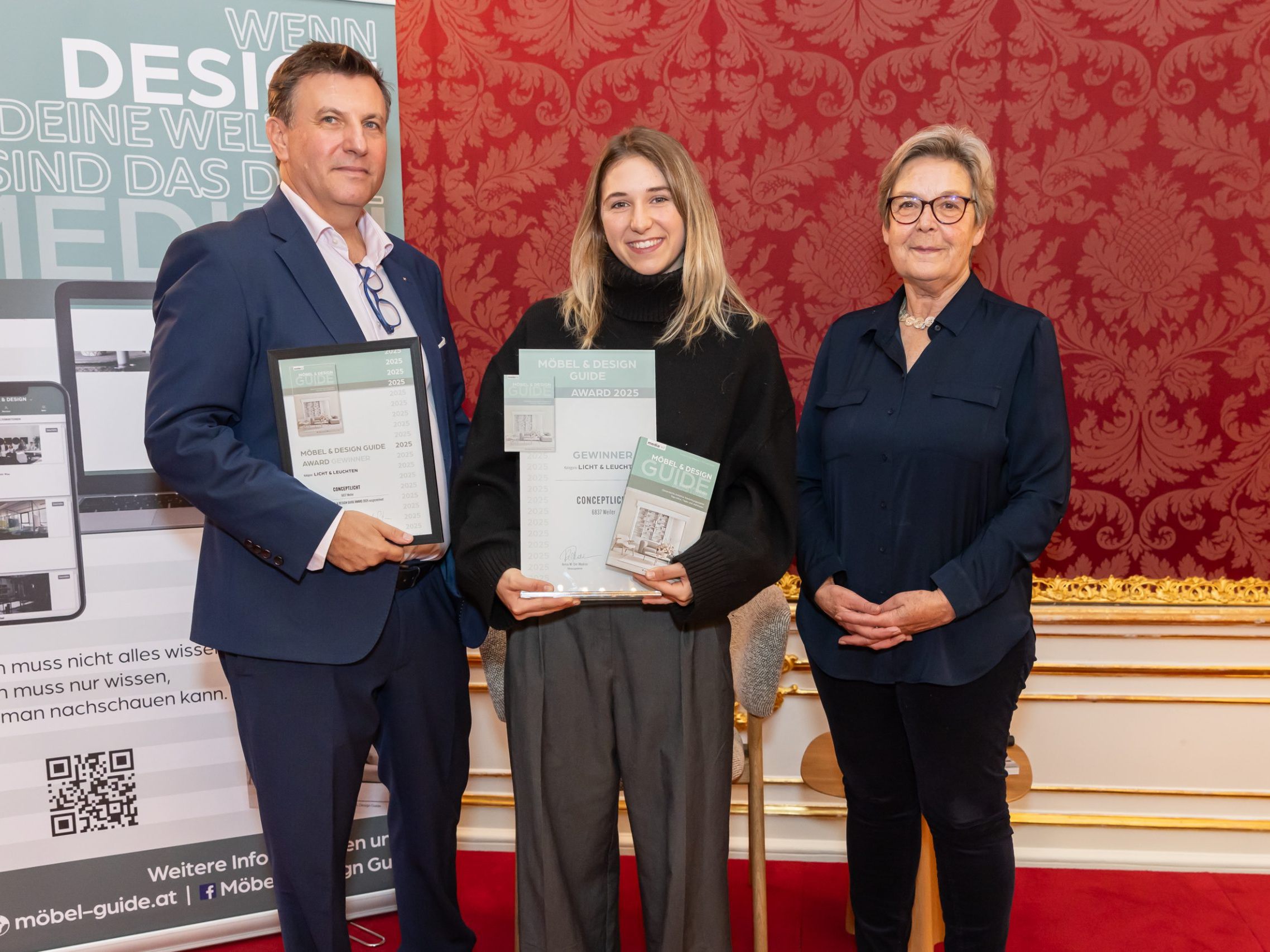 Lena Mittelberger bei der Verleihung des Möbel & Design Guide Awards in der Wiener Hofburg. (v. l. n. r.: Michael Stein (Herausgeber/Verleger medianet), Lena Mittelberger (Conceptlicht) und Anna M. Del Medico (Autorin)).