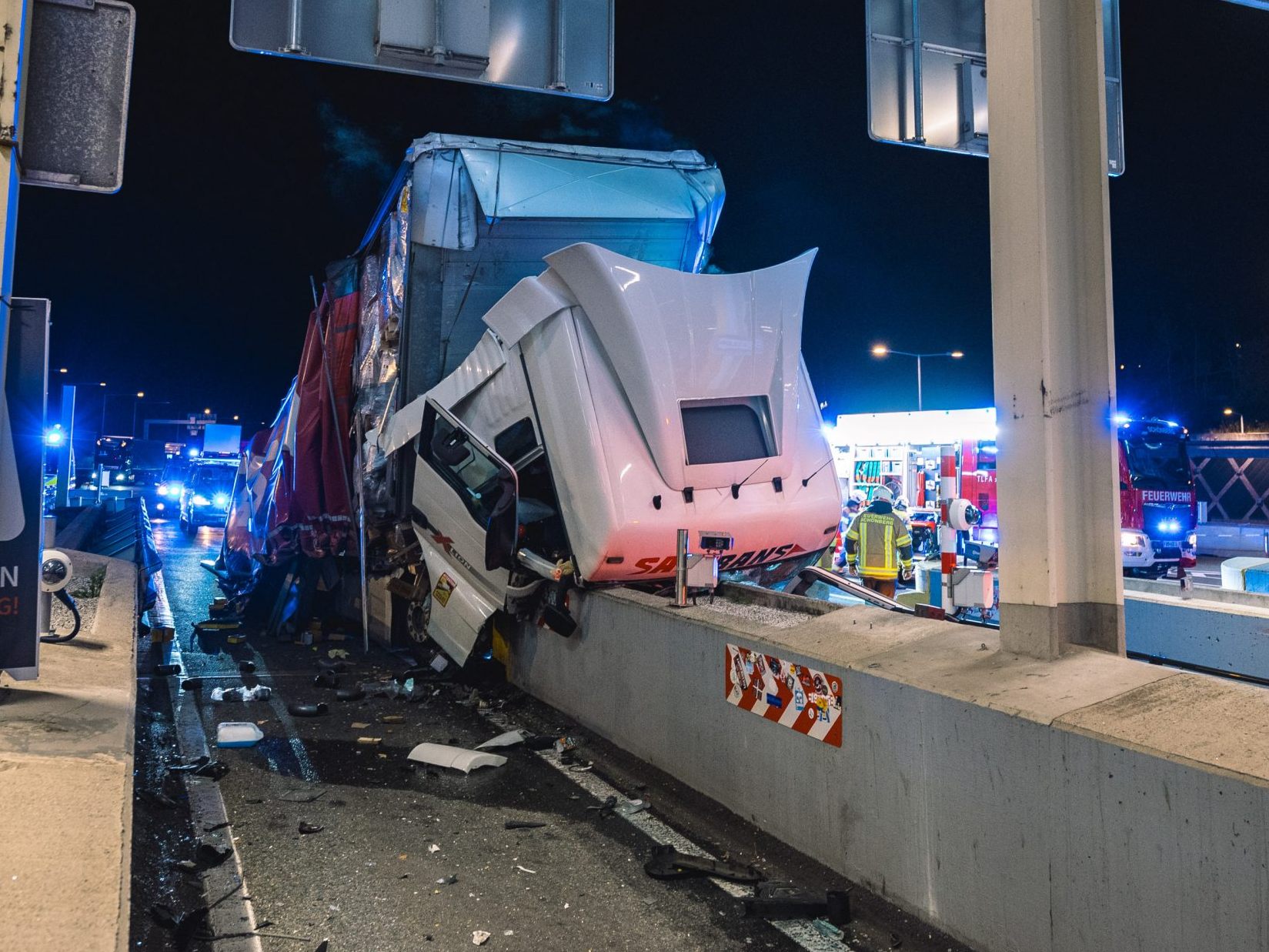 Lkw völlig zerstört - Fünf Mautspuren mussten nach dem Unfall gesperrt werden.