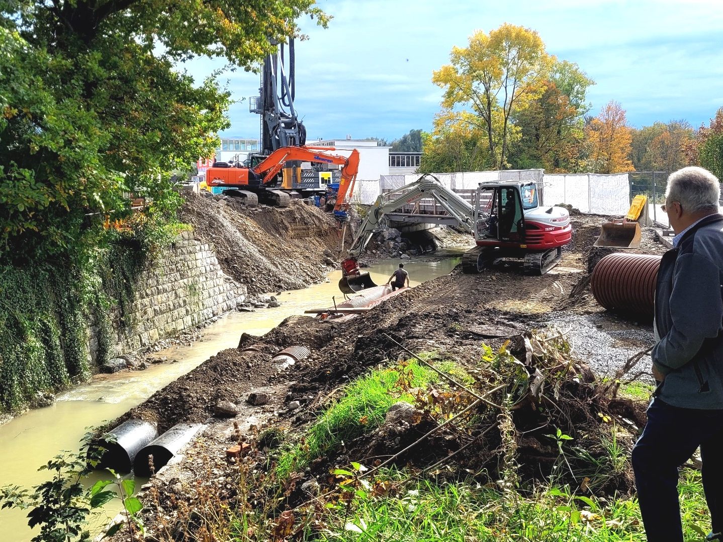 Umfangreiche Baumaßnahmen im Rahmen des Hochwasserschutzprojektes Ruggbach im Leiblachtal: Schwerpunkt ist aktuell die Erneuerung der Brücke L190 Vorarlberger Straße.