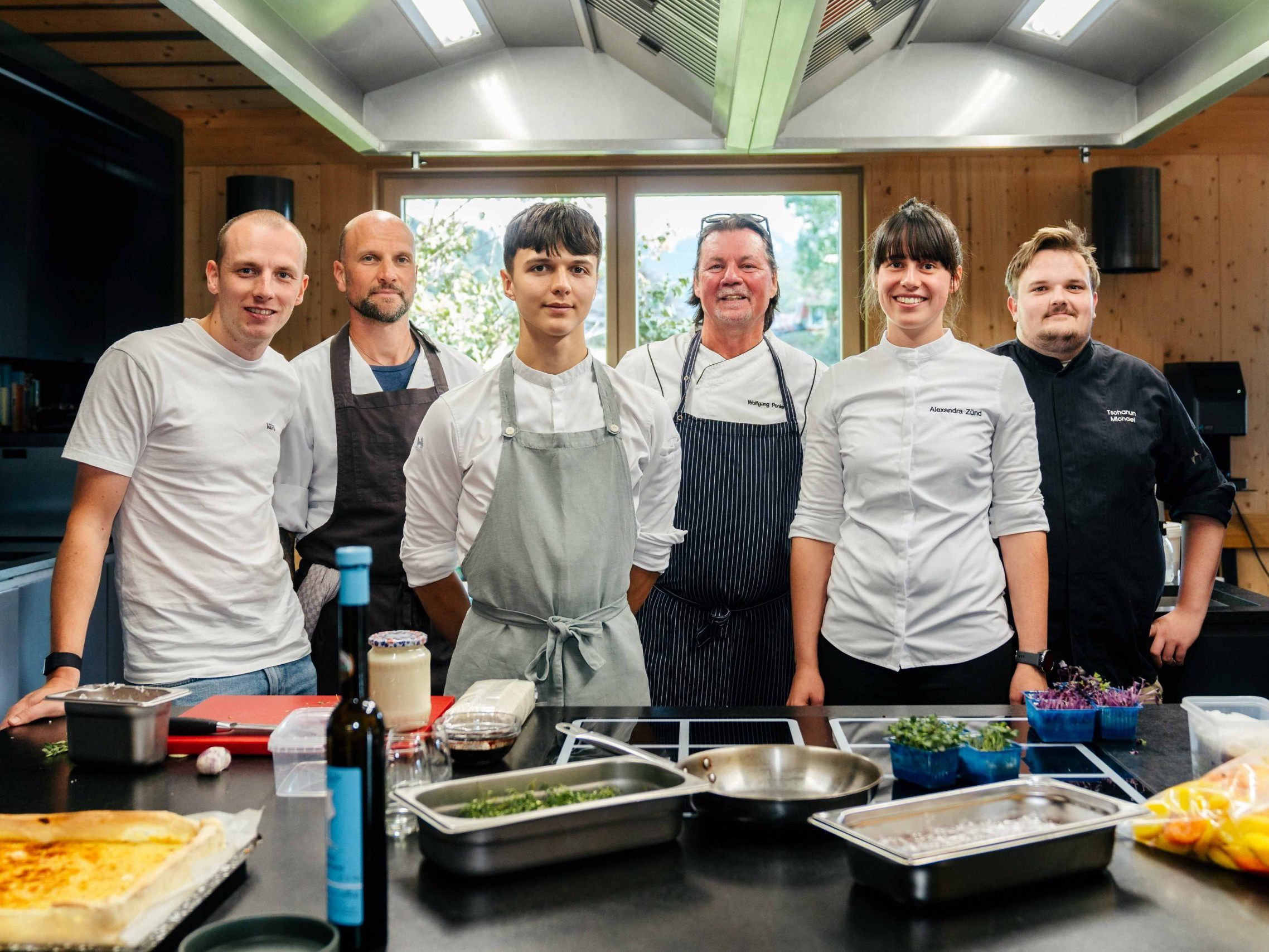 Die Köch:innen der Chef Alliance (v. l. n. r.): Ferry Brussel (Hotel Valavier, Brand), Johannes Kremmel (Bio Moritz, Hohenems), Benjamin Schelling (Gasthof Hörnlingen, Rankweil), Wolfgang Ponier Wolfgang (LBS LochauI, Alexandra Zünd und Michael Tschanun (Hotel Alpenrose, Schruns).