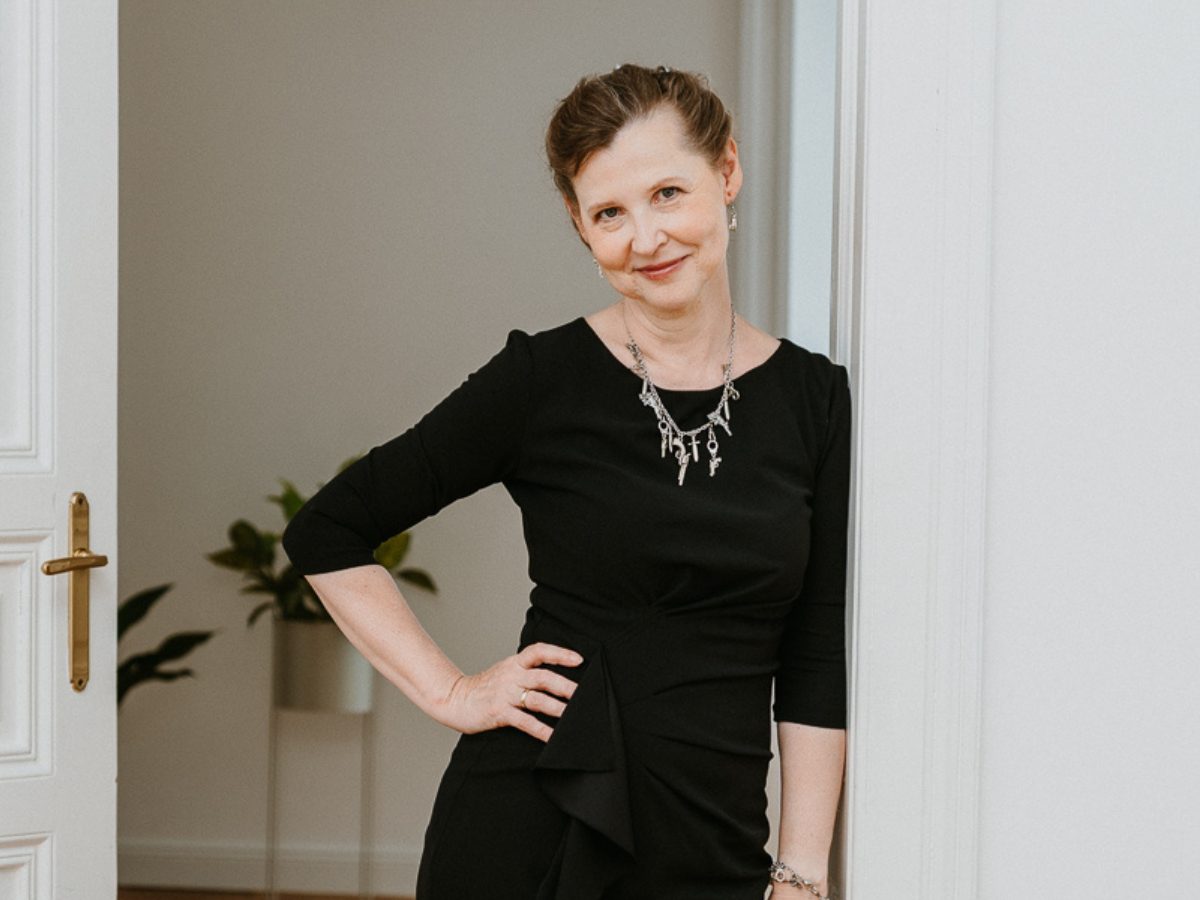 Mina Albich präsentiert bei der Lesung ihr neuestes Werk "Tod am Nussdorfer Wehr". Mina Albich präsentiert bei der Lesung ihr neuestes Werk "Tod am Nussdorfer Wehr".