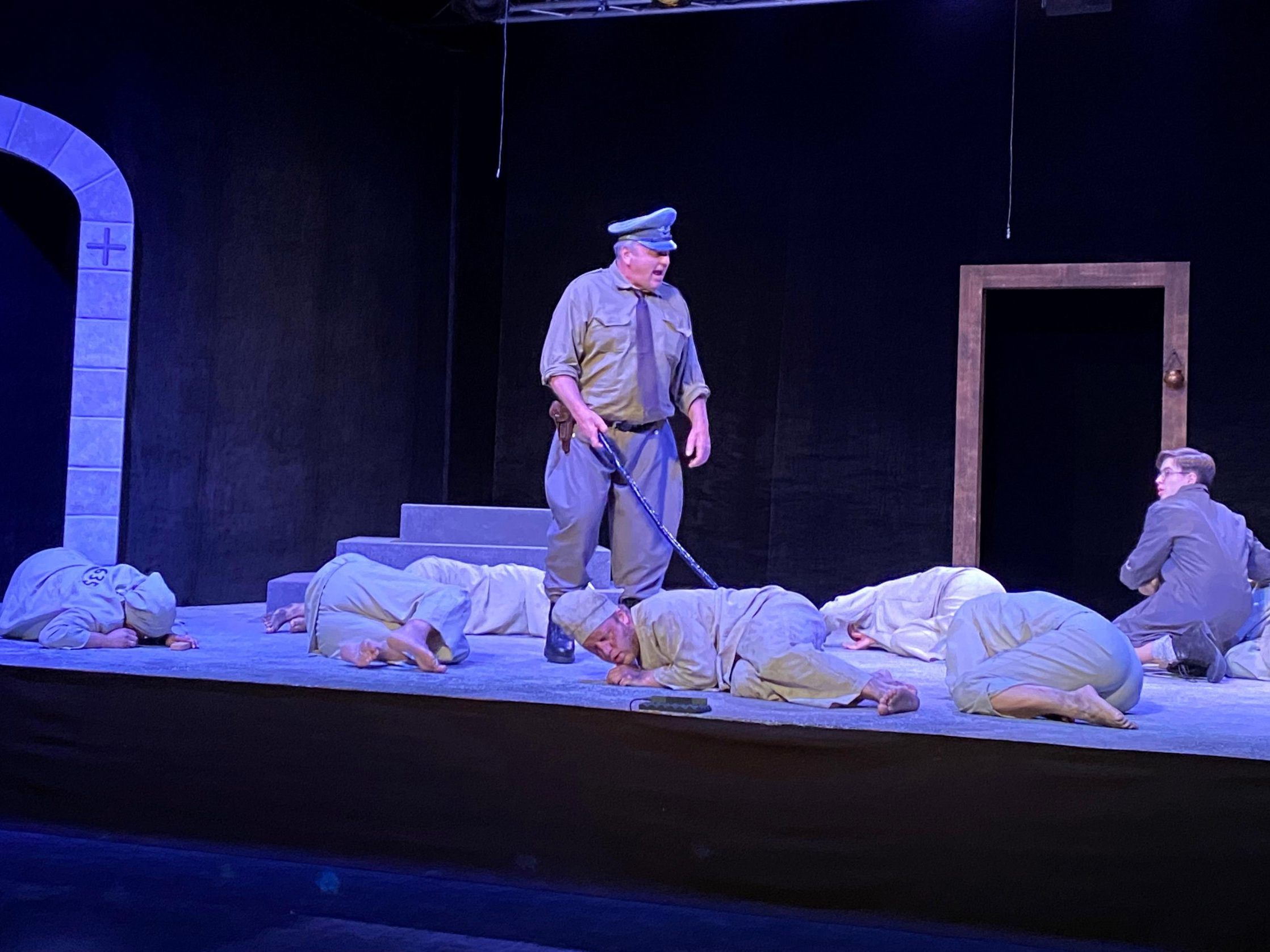 „Zur falschen Zeit“, ein bewegendes Stück über den Hörbranzer Widerstandskämpfer Josef Anton King, feierte auf der Kulturbühne Möggers eine erfolgreiche Premiere.