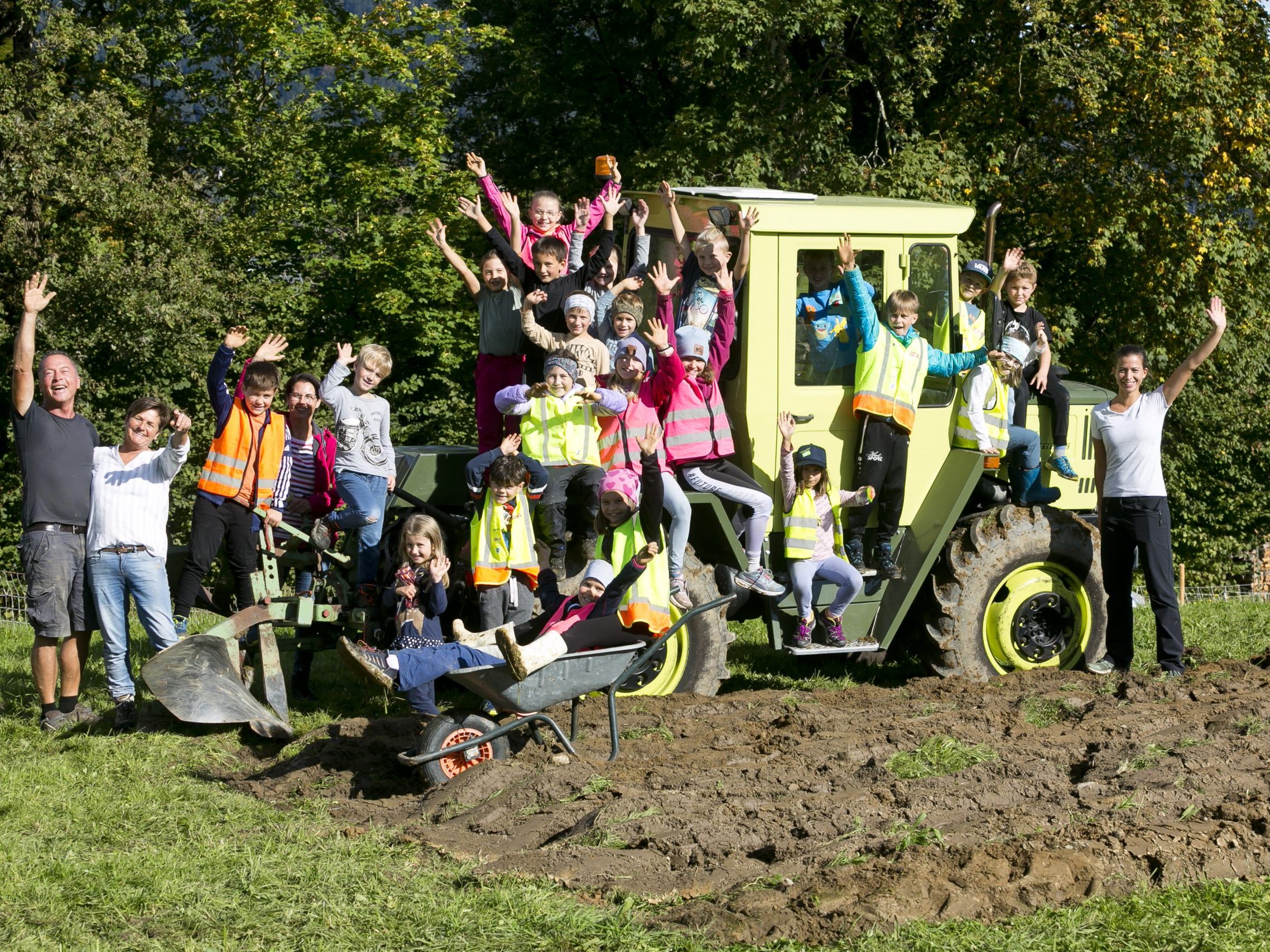 Bodenabhängige Lebensmittelproduktion: Neugierig und mit viel Eifer gingen die Bucher Volksschulkinder kürzlich an das Werk. Bodenabhängige Lebensmittelproduktion: Neugierig und mit viel Eifer gingen die Bucher Volksschulkinder kürzlich an das Werk.