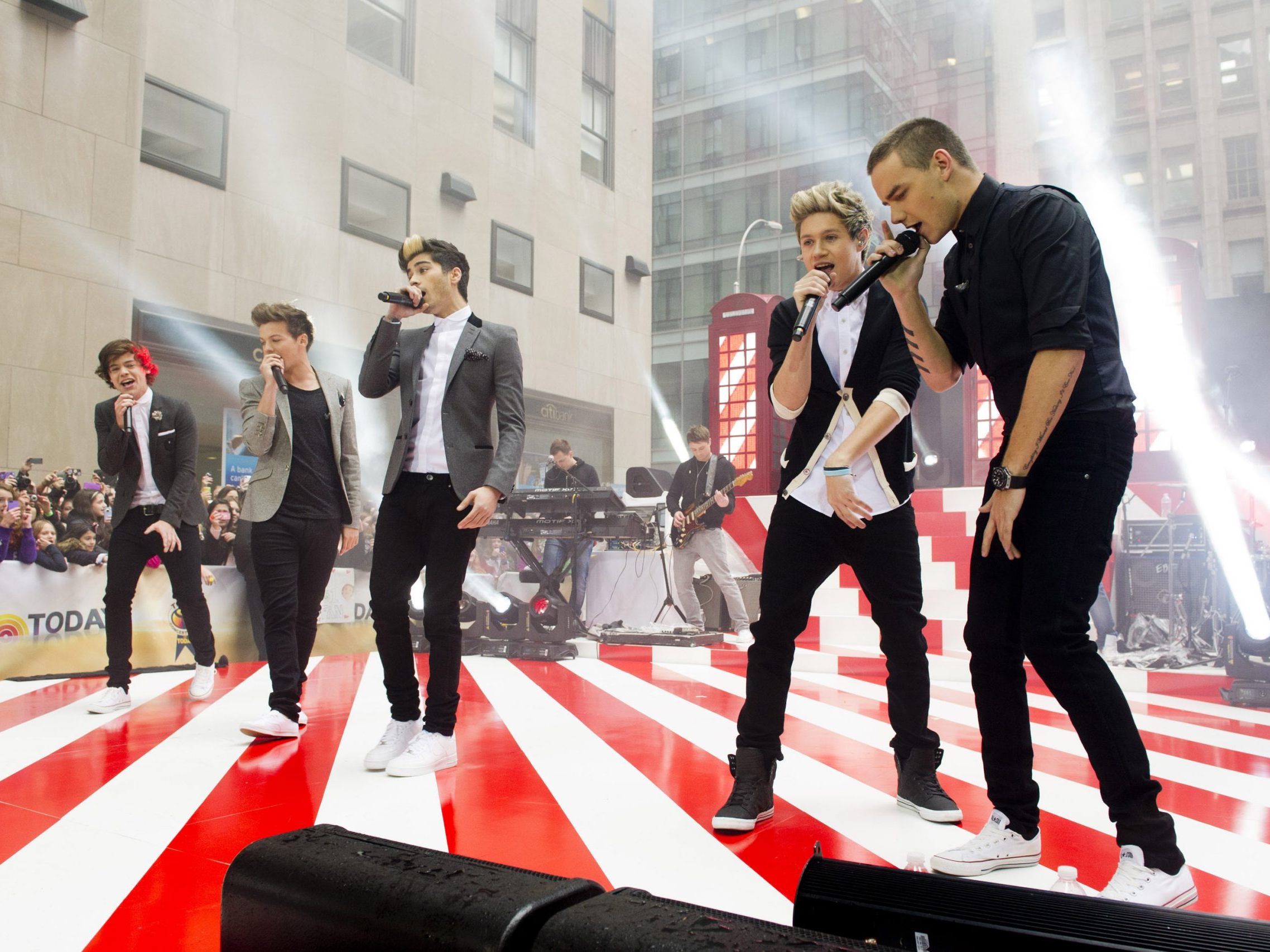 Die Mitglieder von One Direction gaben ein erstes Statement zum Tod ihres Bandkollegen ab. Die Mitglieder von One Direction gaben ein erstes Statement zum Tod ihres Bandkollegen ab.