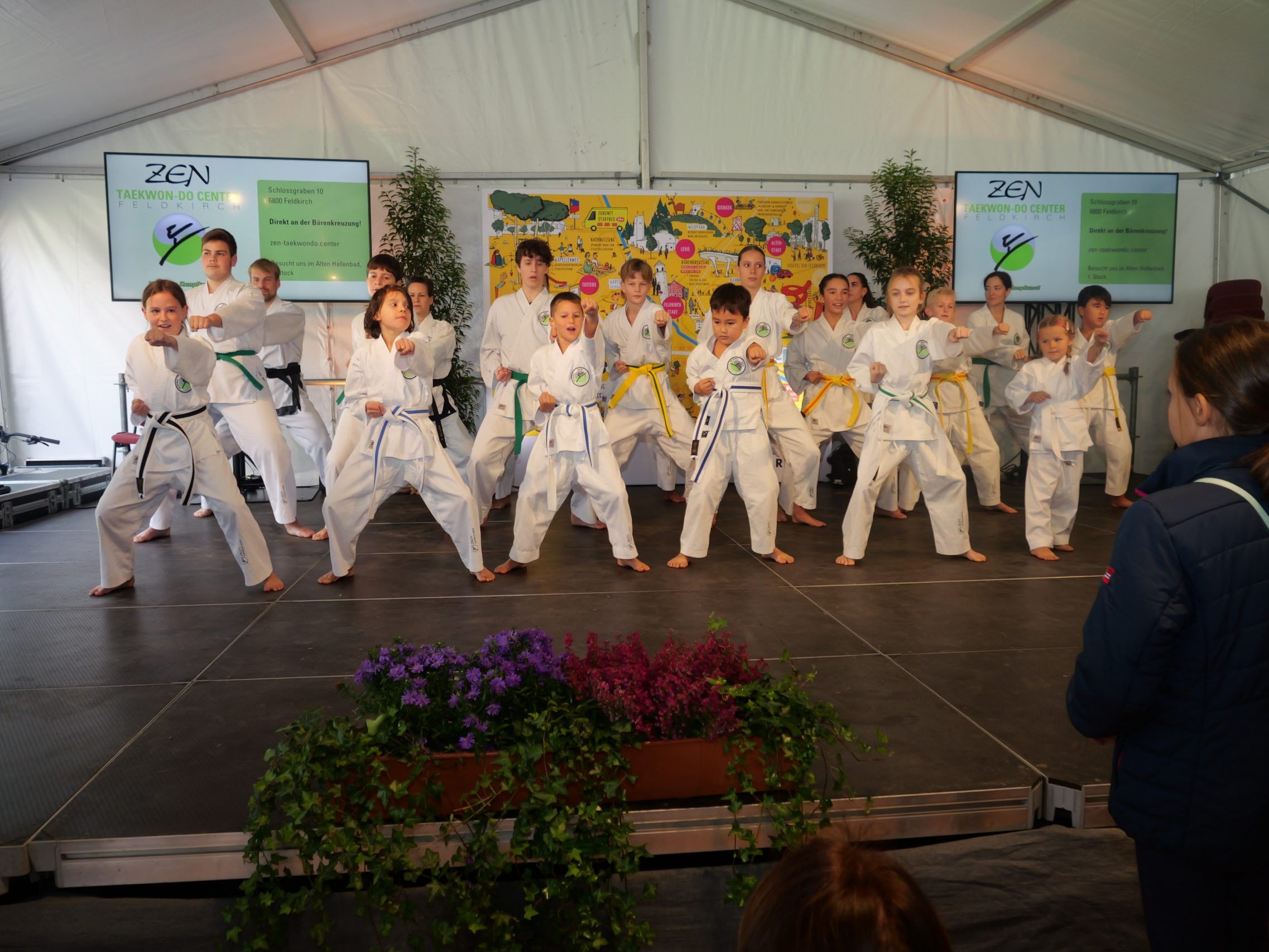 Mit geballter Kraft präsentierte sich auch das ZEN Taekwon-Do Center auf der Bühne. Mit geballter Kraft präsentierte sich auch das ZEN Taekwon-Do Center auf der Bühne.