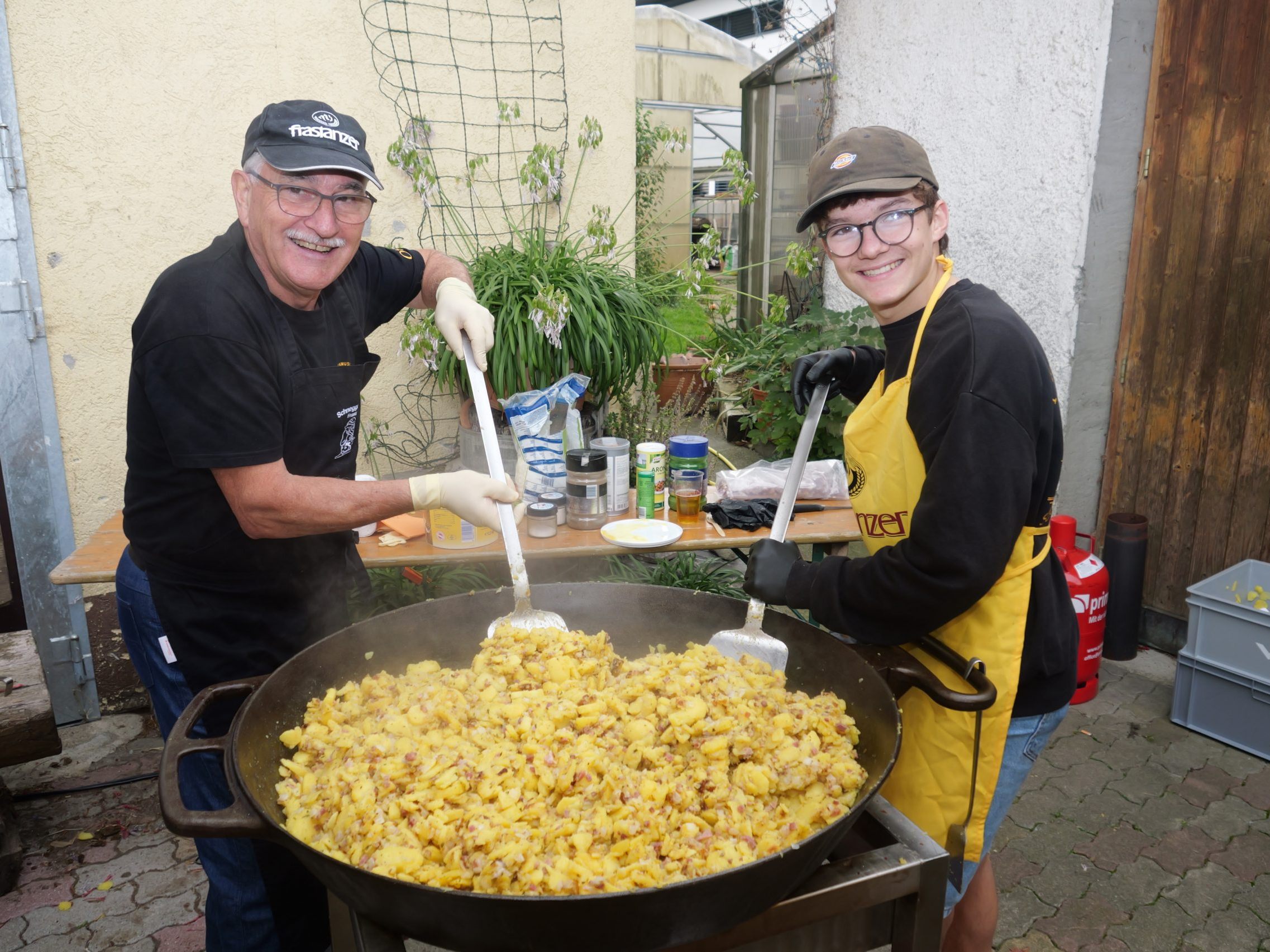 Otto Lederle und Simon Decker an der schon legendären Gröstl-Pfanne. Otto Lederle und Simon Decker an der schon legendären Gröstl-Pfanne.