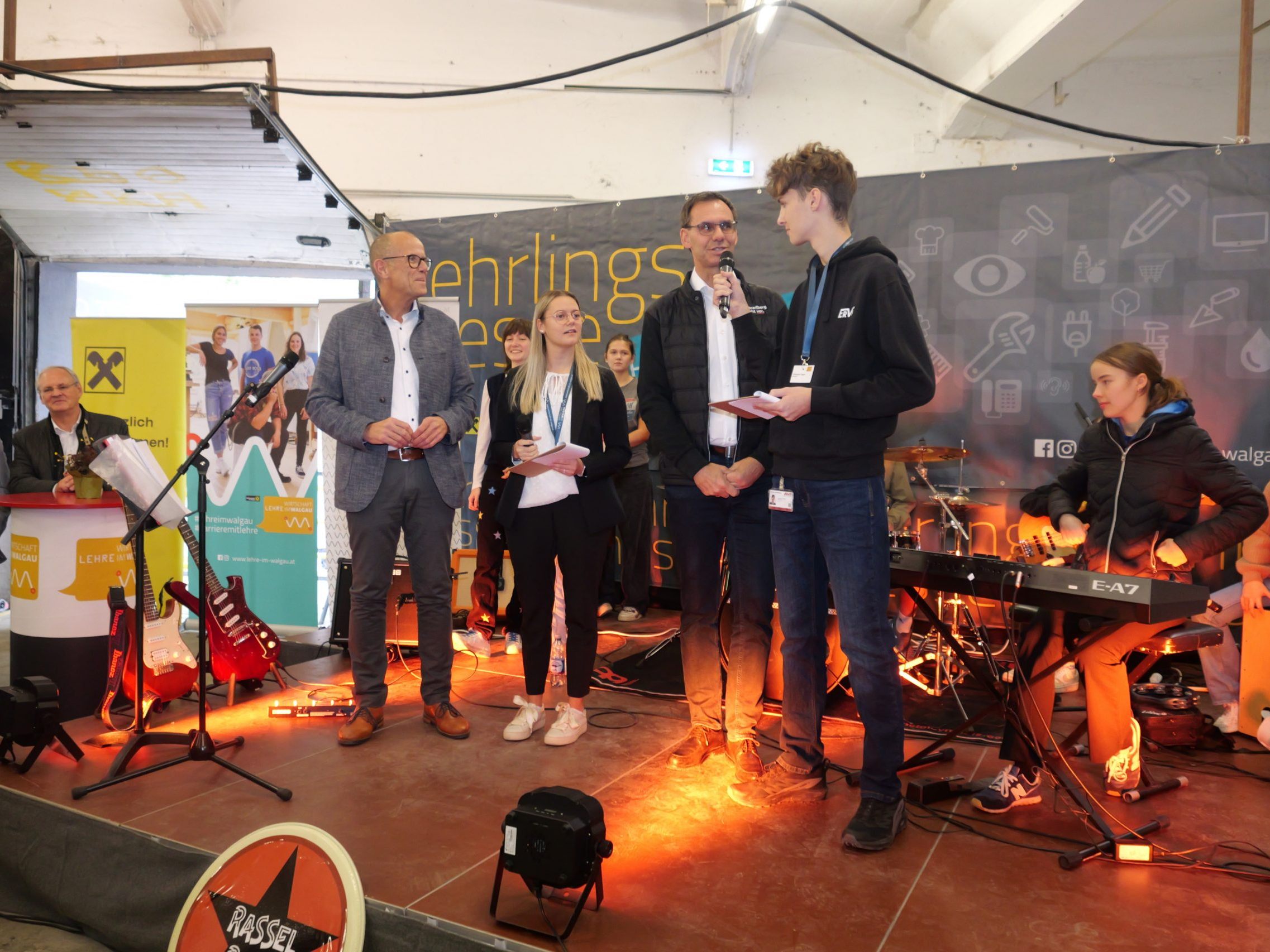 Mit viel Prominenz und der Rasselband der Musikschule Walgau wurde die Lehrlingsmesse eröffnet. Mit viel Prominenz und der Rasselband der Musikschule Walgau wurde die Lehrlingsmesse eröffnet.