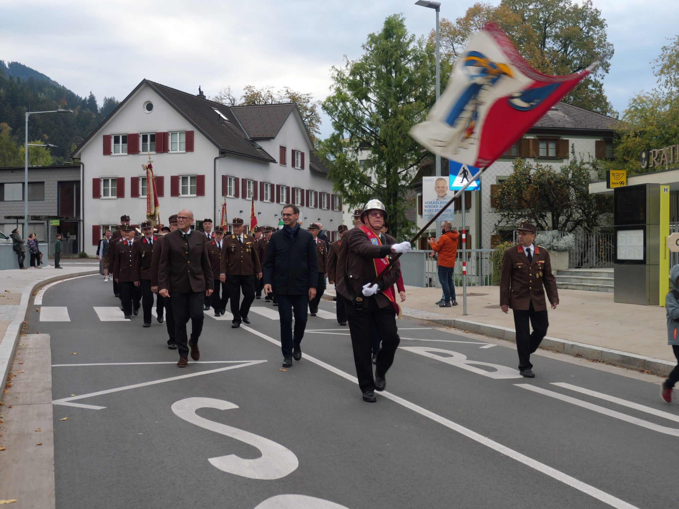 Feierlich zog die Feuerwehr Frastanz am Rathaus der Marktgemeinde vorbei. Feierlich zog die Feuerwehr Frastanz am Rathaus der Marktgemeinde vorbei.