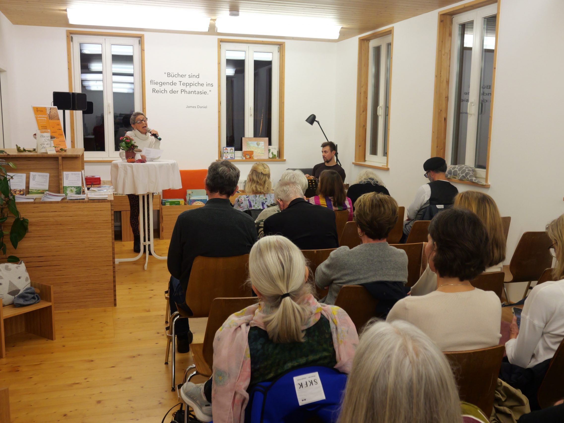 In der Bibliothek Frastanz wurde gefühlvolle Lyrik vorgetragen. In der Bibliothek Frastanz wurde gefühlvolle Lyrik vorgetragen.
