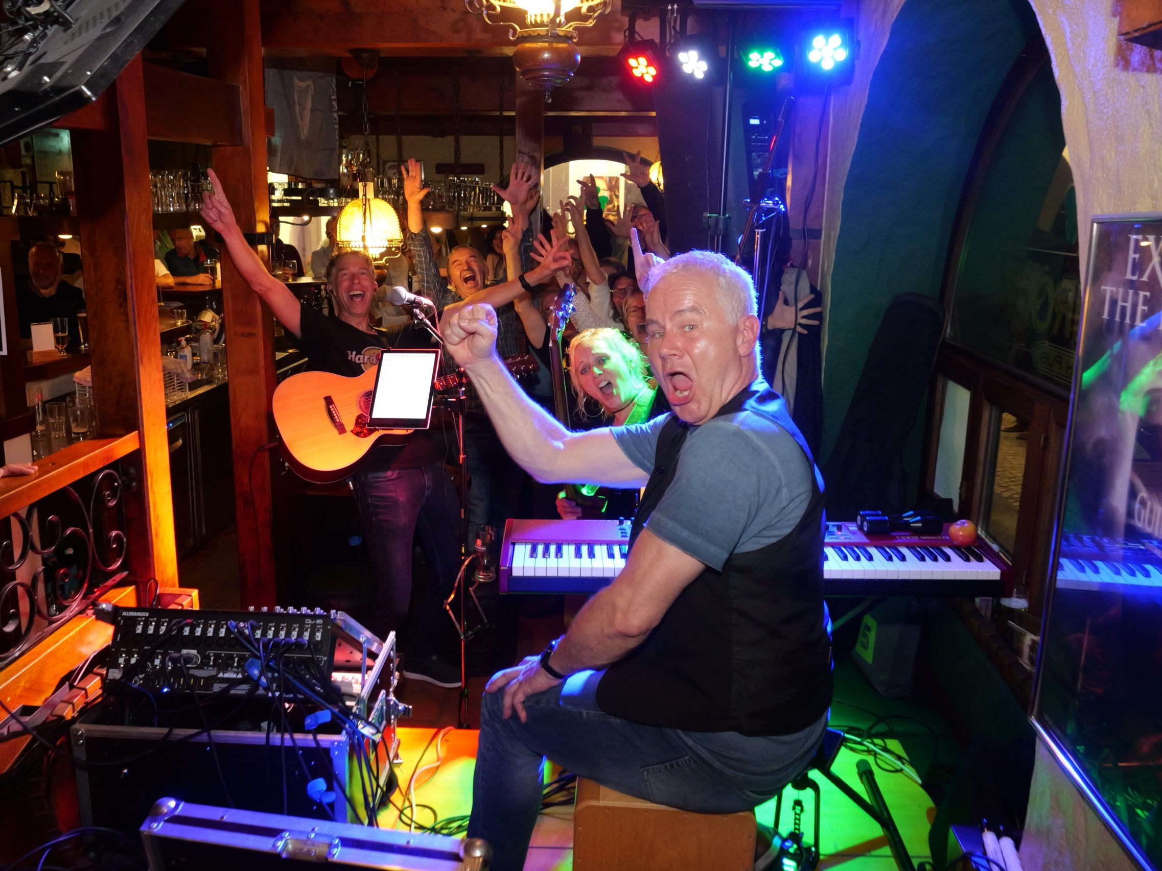 Im Shamrock wurde mit LST unplugged wieder gefeiert, was das Zeugs hält. Im Shamrock wurde mit LST unplugged wieder gefeiert, was das Zeugs hält.