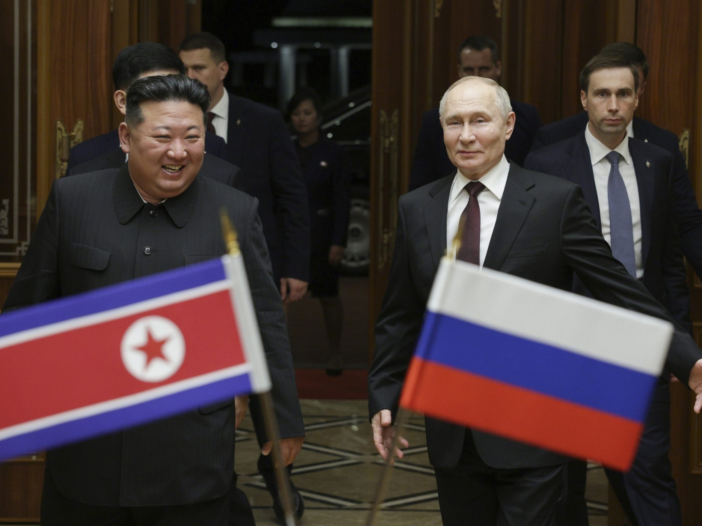 Die wachsende Zusammenarbeit zwischen Putin (r.) und Kim (l.) sorgt international für immer mehr Besorgnis - Österreich at jetzt offiziell protestiert.