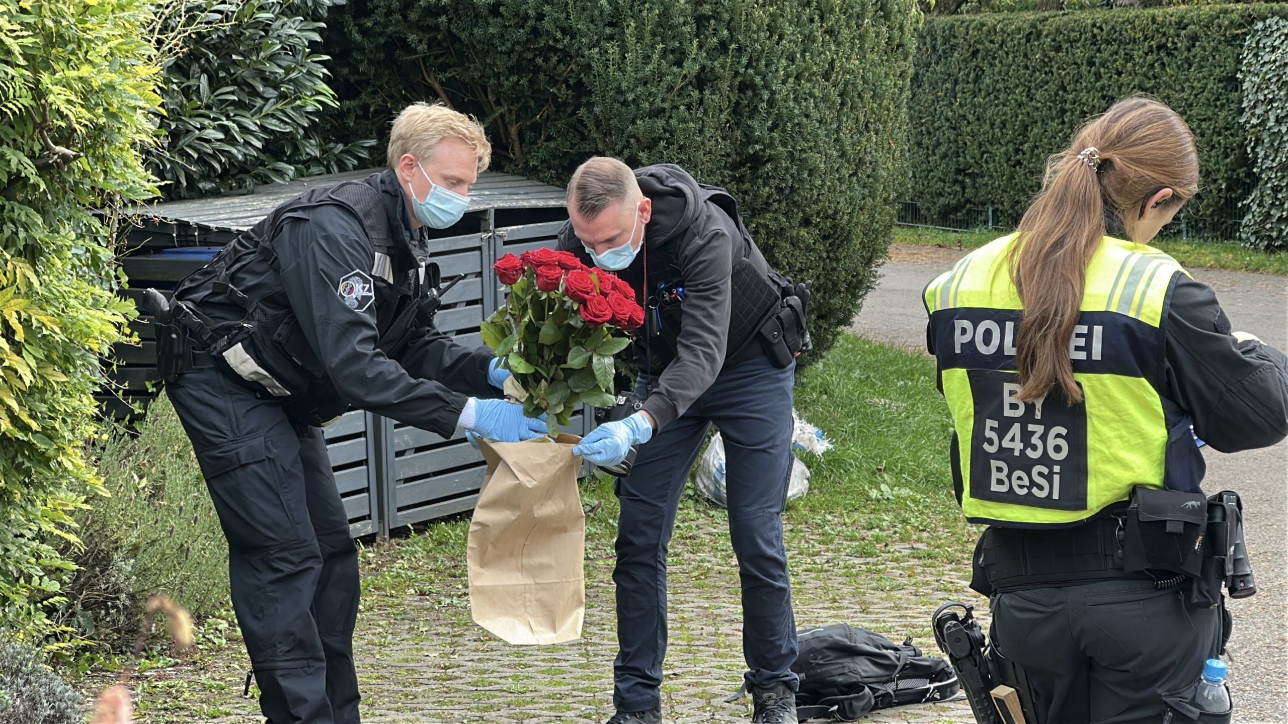 Update: Es wurden rote Rosen im Nahbereich des Fundorts gefunden. Update: Es wurden rote Rosen im Nahbereich des Fundorts gefunden.