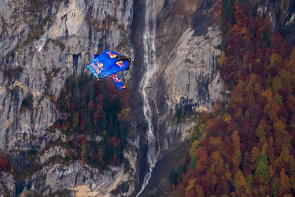 Peter Salzmann: Drei Weltrekorde im Wingsuit-Foil-Flug auf der Jungfrau