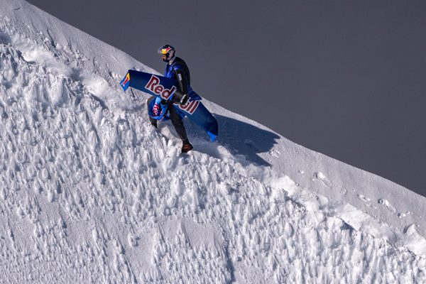 Peter Salzmann: Drei Weltrekorde im Wingsuit-Foil-Flug auf der Jungfrau