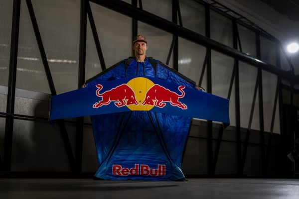 Peter Salzmann: Drei Weltrekorde im Wingsuit-Foil-Flug auf der Jungfrau