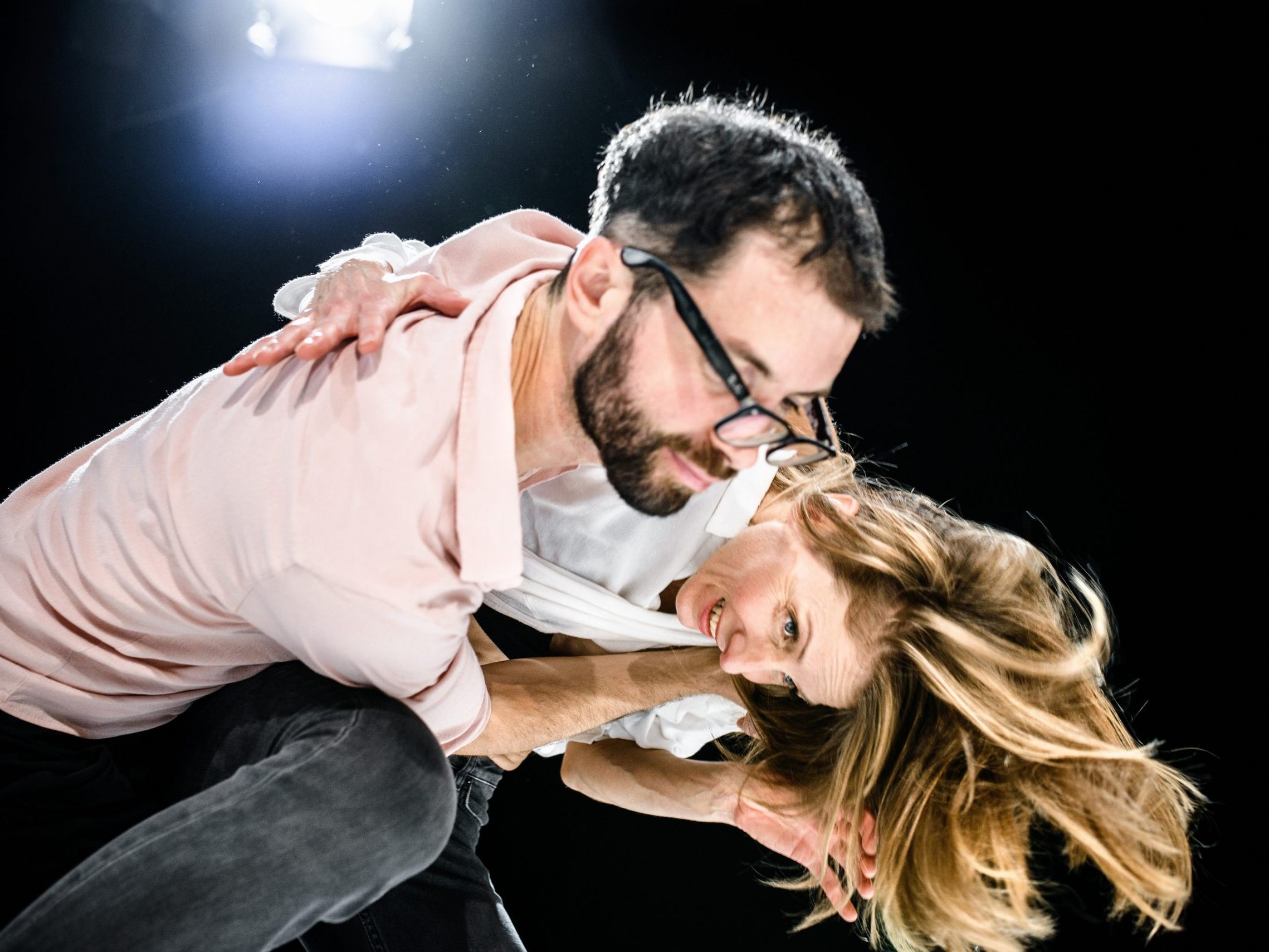 Simon Mayer und Hannah Shakti Bühler laden beim Festival auch das Publikum zu einem moderierten Folkdance Floor ein, um die Kunst und die Kraft des Feierns zu erleben. Simon Mayer und Hannah Shakti Bühler laden beim Festival auch das Publikum zu einem moderierten Folkdance Floor ein, um die Kunst und die Kraft des Feierns zu erleben.