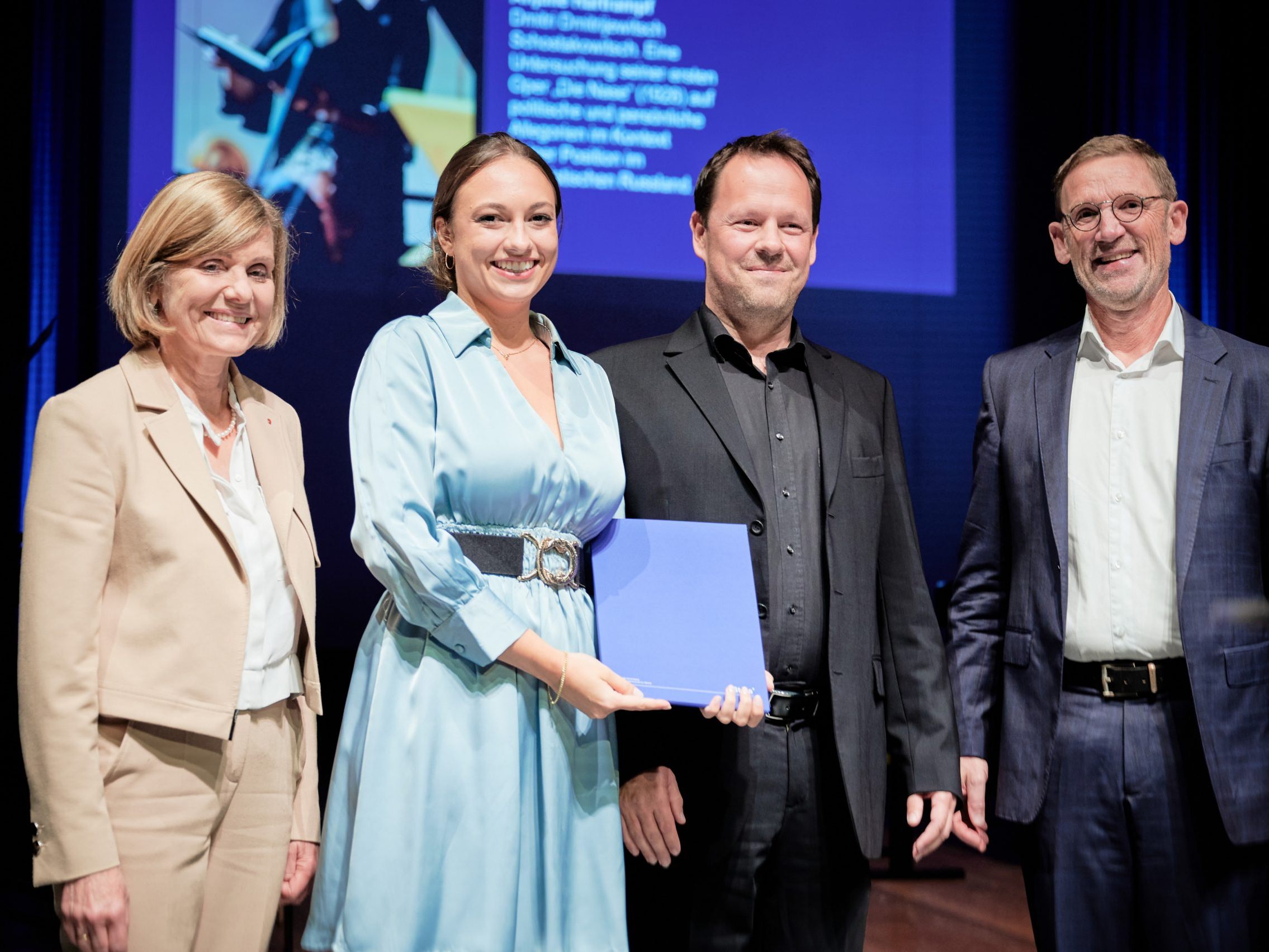 Landesstatthalterin Barbara Schöbi-Fink, Rektor Jörg Maria Ortwein und die Studiengangsleitung mit Studierenden der Stella. Landesstatthalterin Barbara Schöbi-Fink, Rektor Jörg Maria Ortwein und die Studiengangsleitung mit Studierenden der Stella.