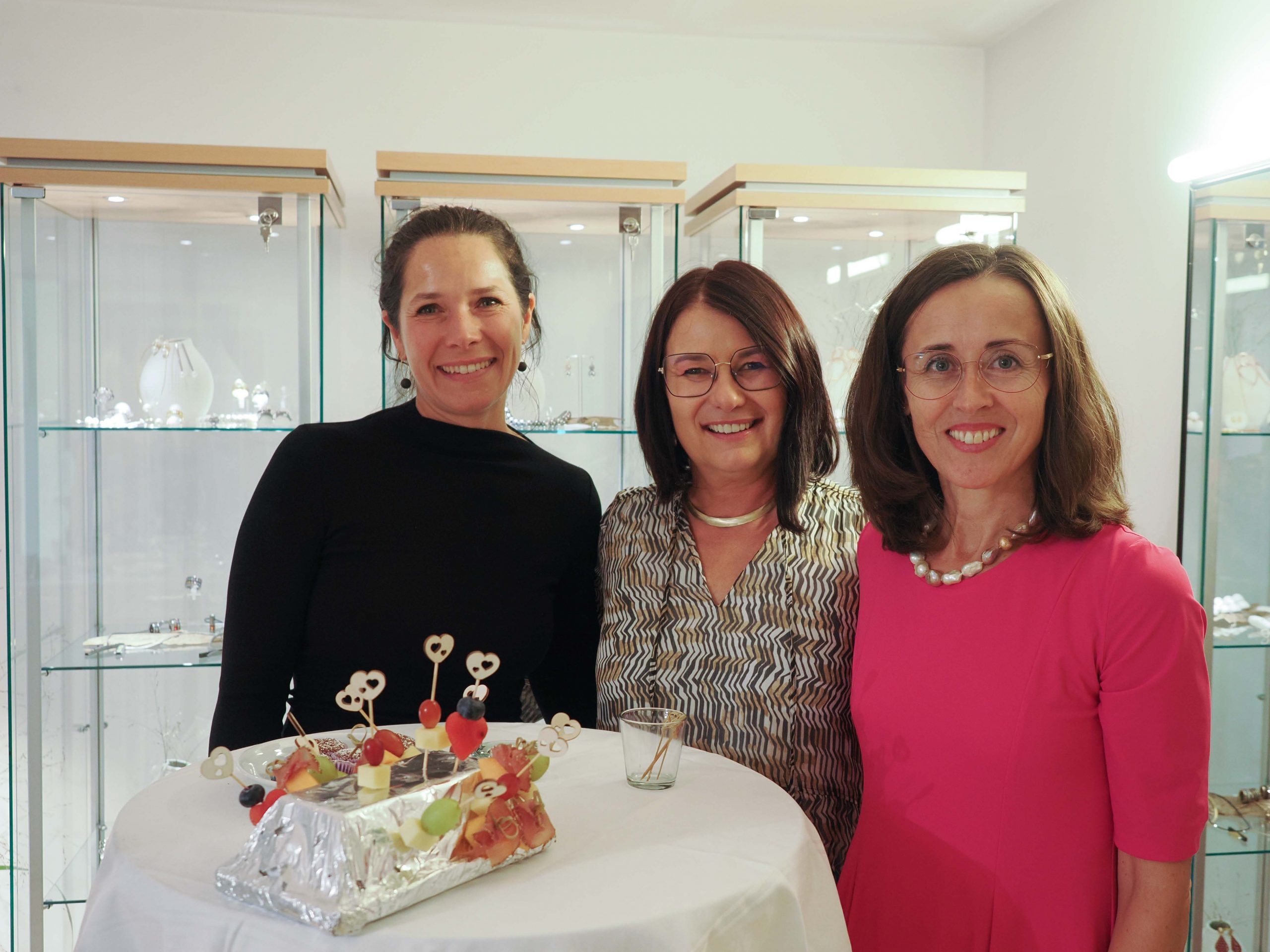 Sonja Martin mit ihren Mitarbeiterinnen Julia Inama und Angelika Heiß. Sonja Martin mit ihren Mitarbeiterinnen Julia Inama und Angelika Heiß.
